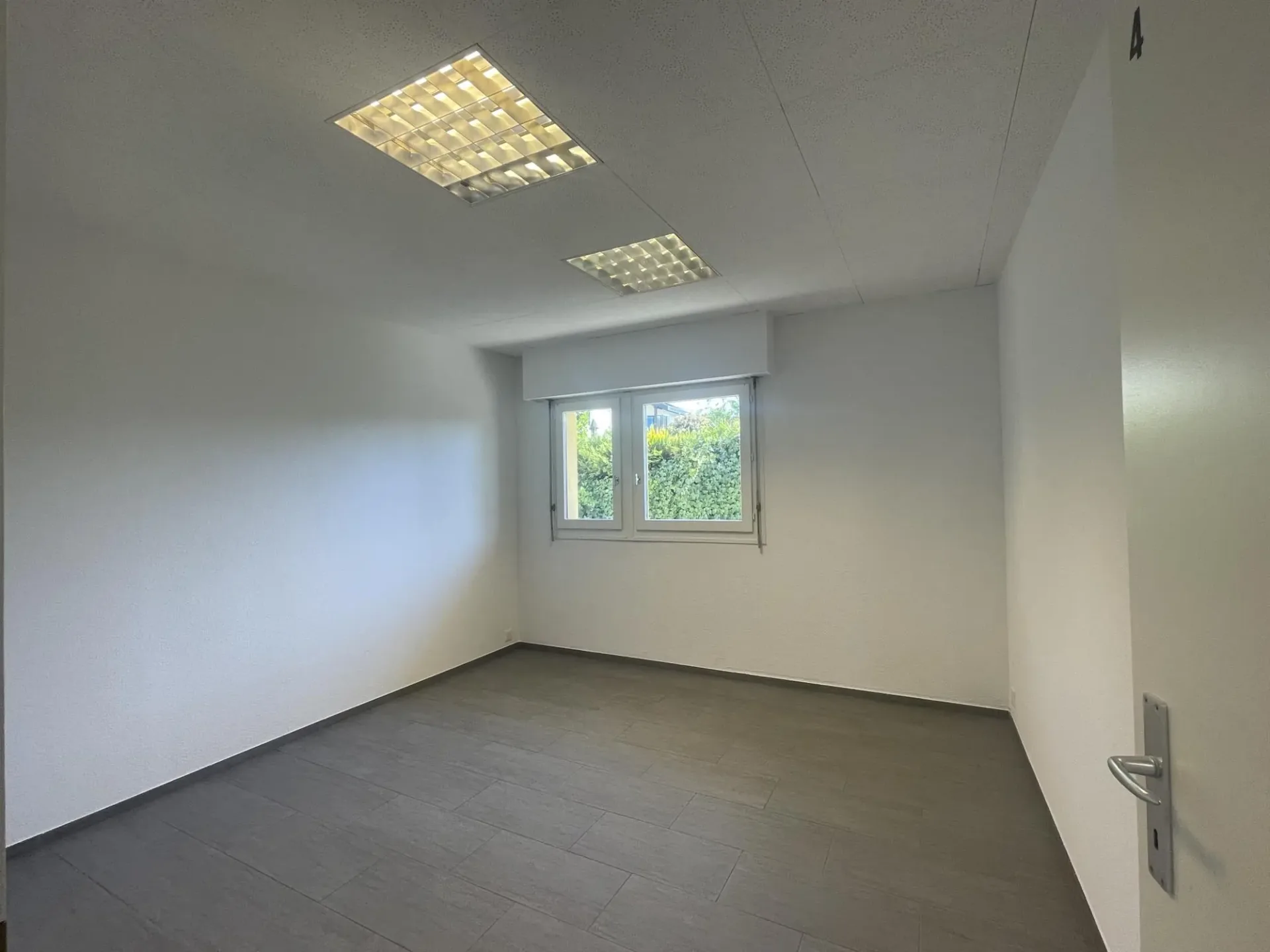 À Vermietung ? Büro / Gewerbefläche in Bogis-Bossey