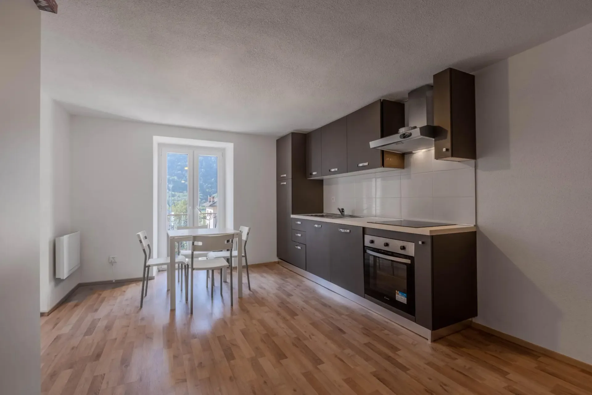 REDDITO 5% - STABILE RINNOVATO MIT 3 WOHNUNGEN IN LUMINO