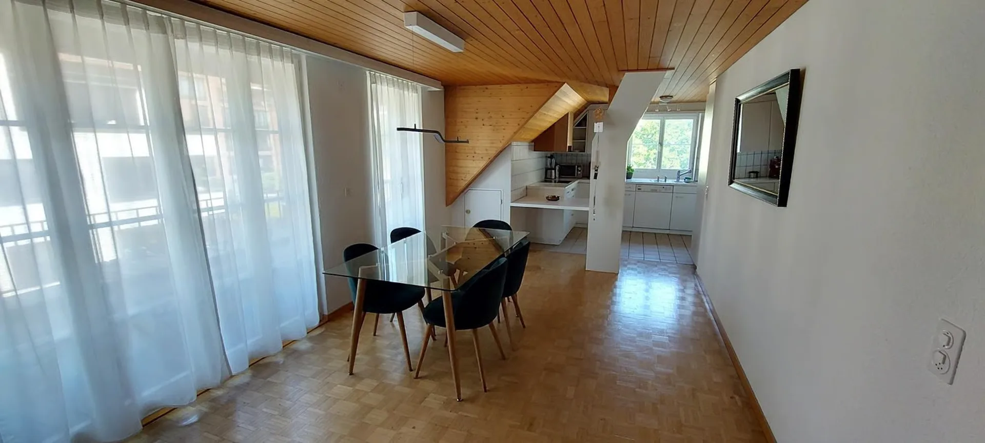 Appartement mansardé de 2 étages inondé de lumière