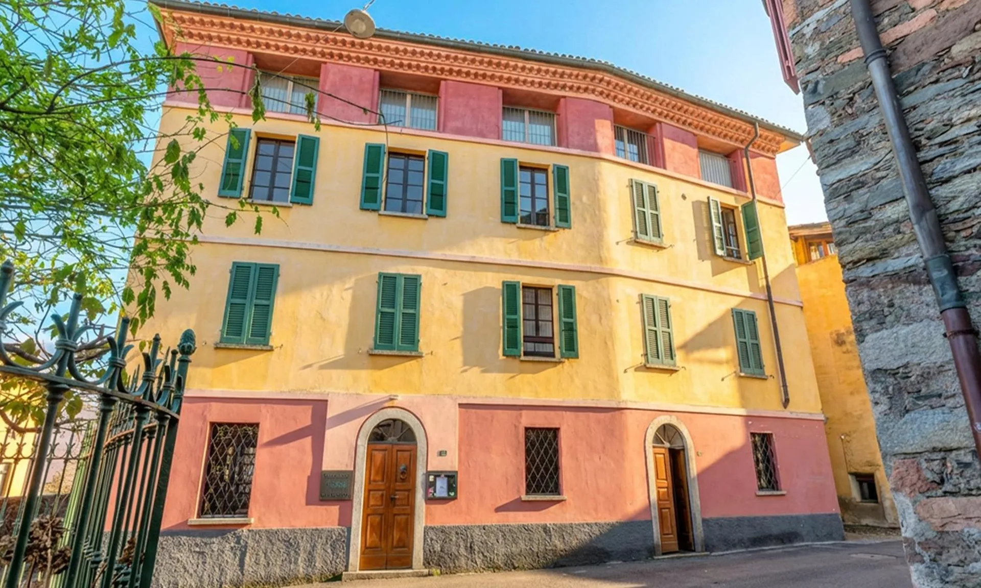 Esclusivo appartamento 5.5 in edificio storico a Lugano Carona