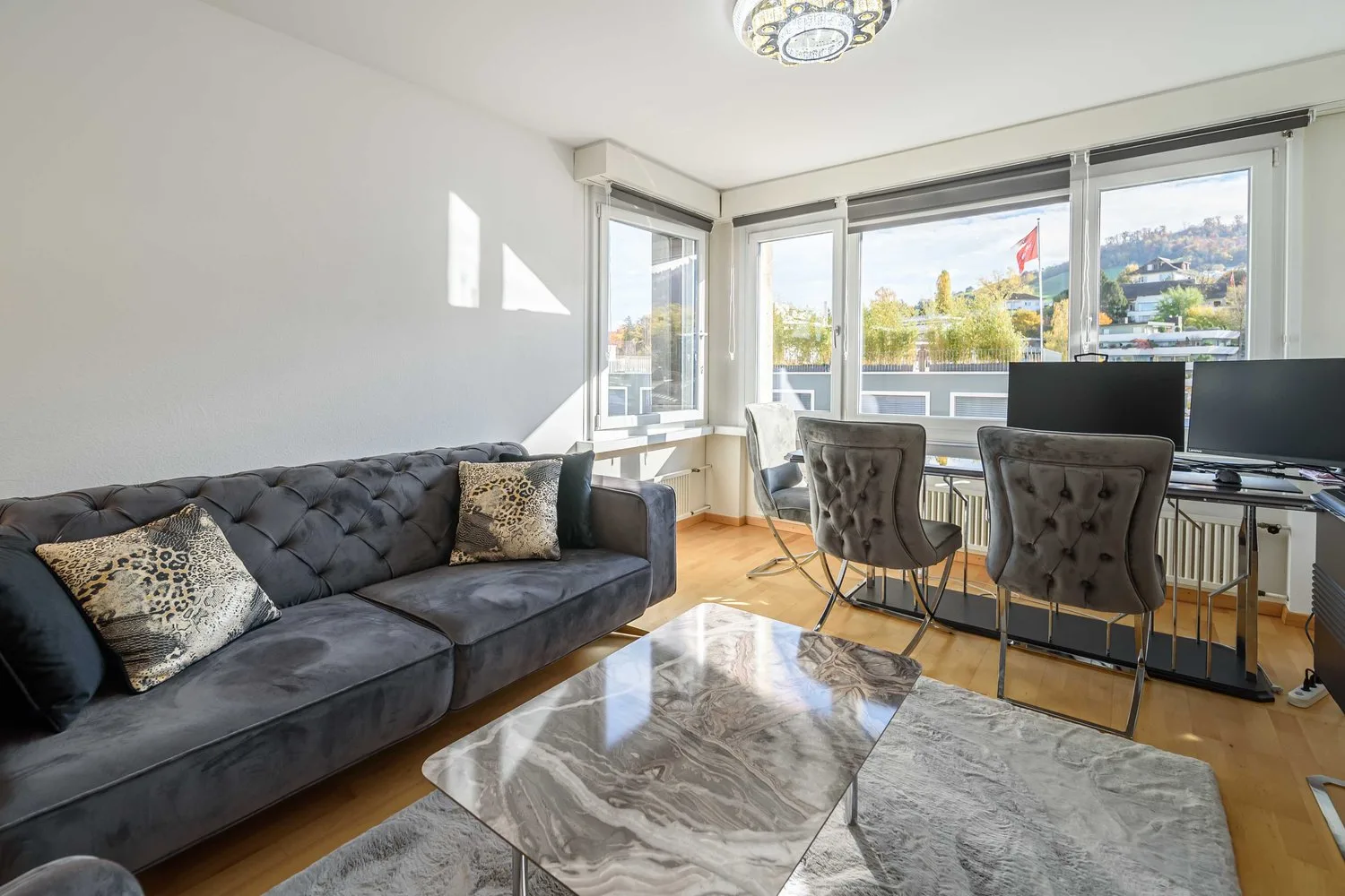Renovated and furnished 2.5-room apartment in Zug with lake view