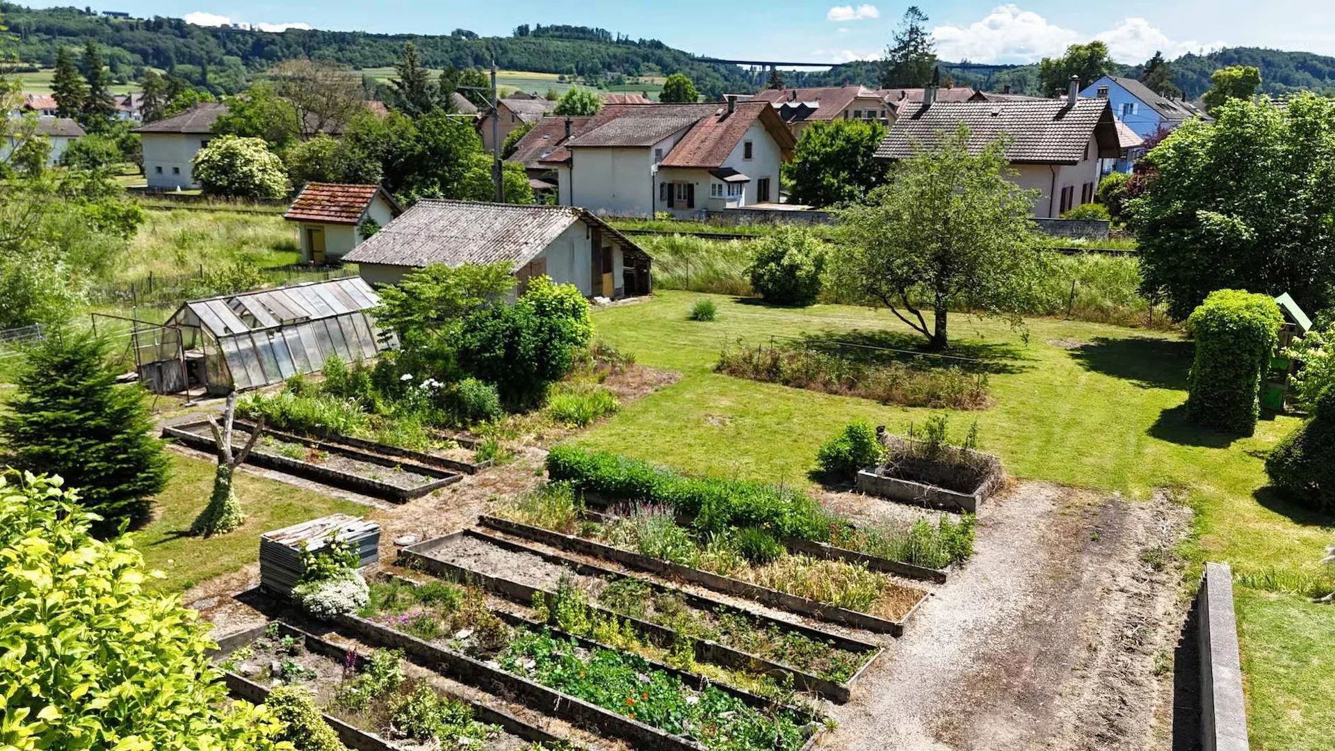 Character house with large garden, just a stone's throw from Lake Neuchâtel