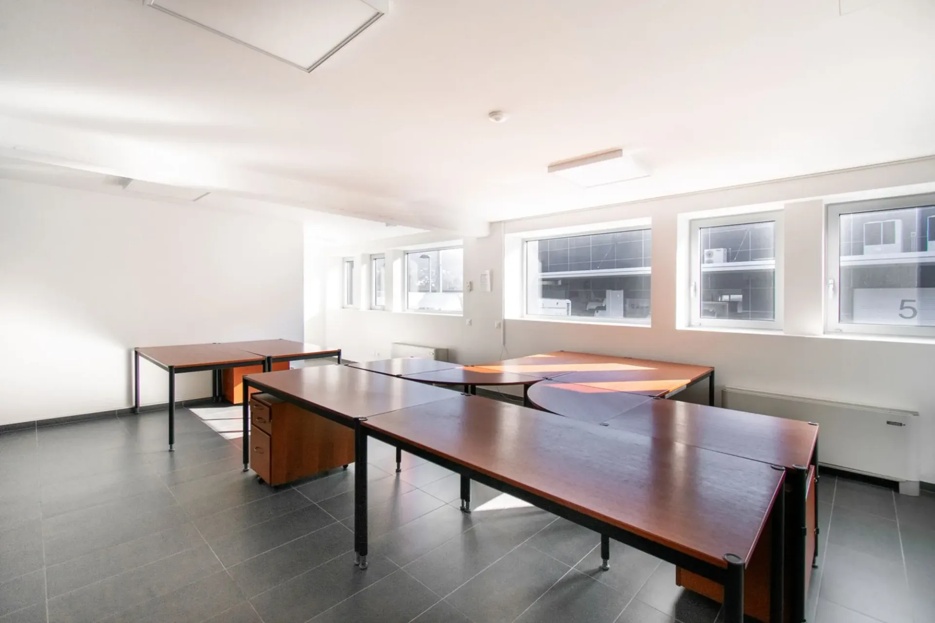 Geräumiges möbliertes Büro in strategischer Lage