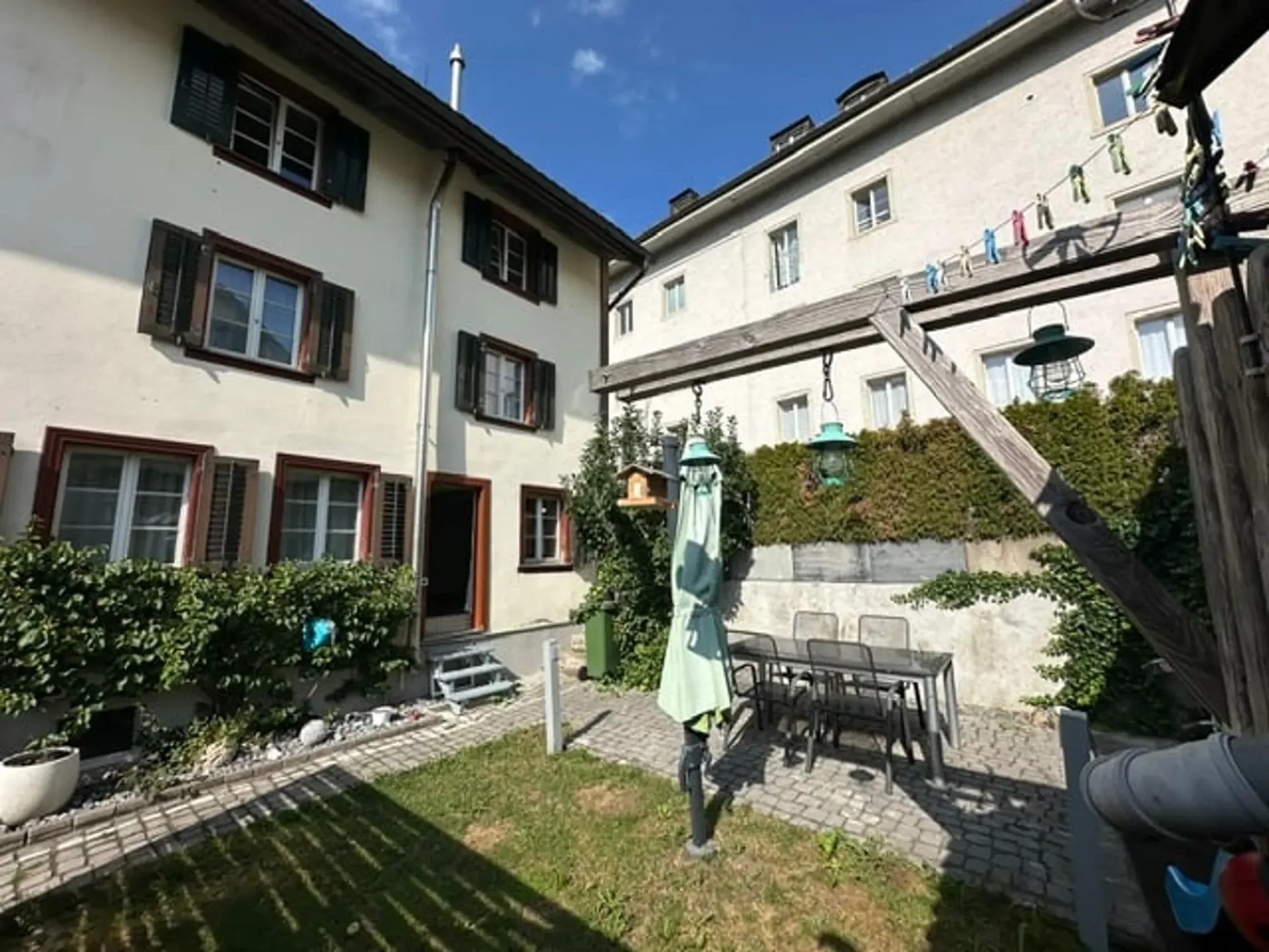 Maison de coin en rangée de 6 1/2 pièces avec jardin dans un quartier résidentiel calme et central