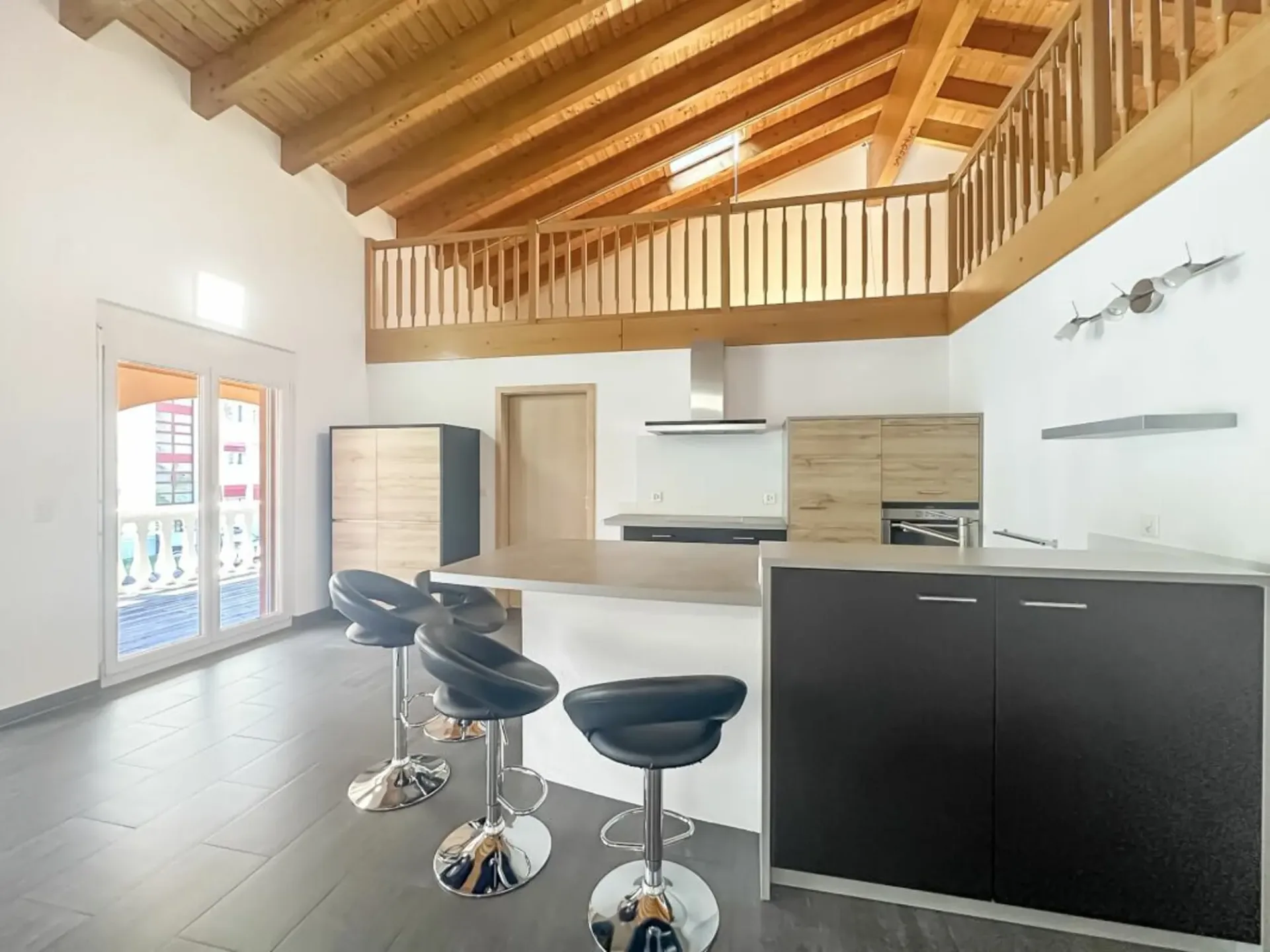 Saxon - 184 m² Dachgeschoß in ruhiger Lage, überdachte Terrasse und 2 überdachte Parkplätze