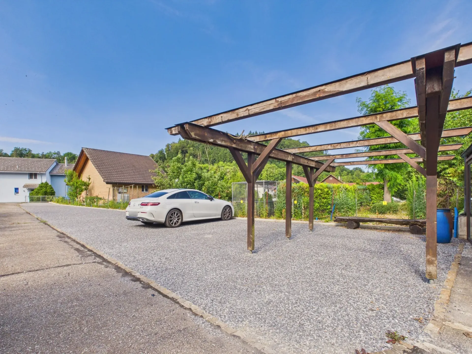 14 posti auto all'aperto in una posizione centrale a Hornussen - da CHF 80.-/mese
