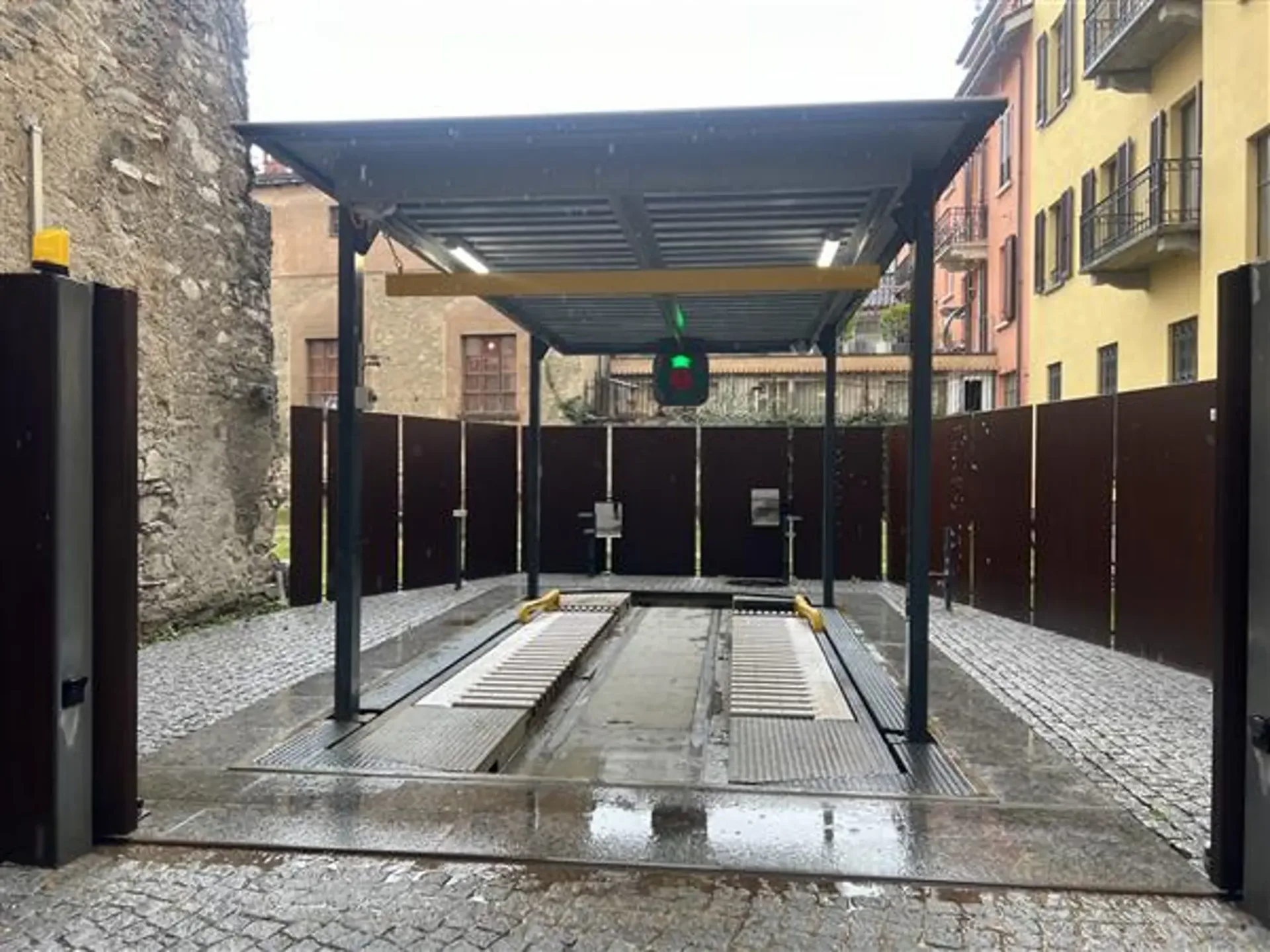 Lugano: Überdachte Parkplätze