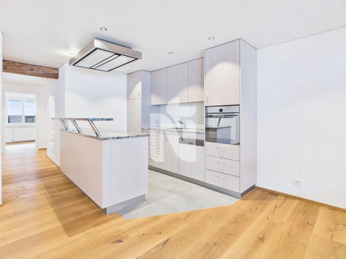 Appartement de 2,5 pièces rénové avec amour, doté d'un charme rustique et d'un balcon, situé au centre de Liestal