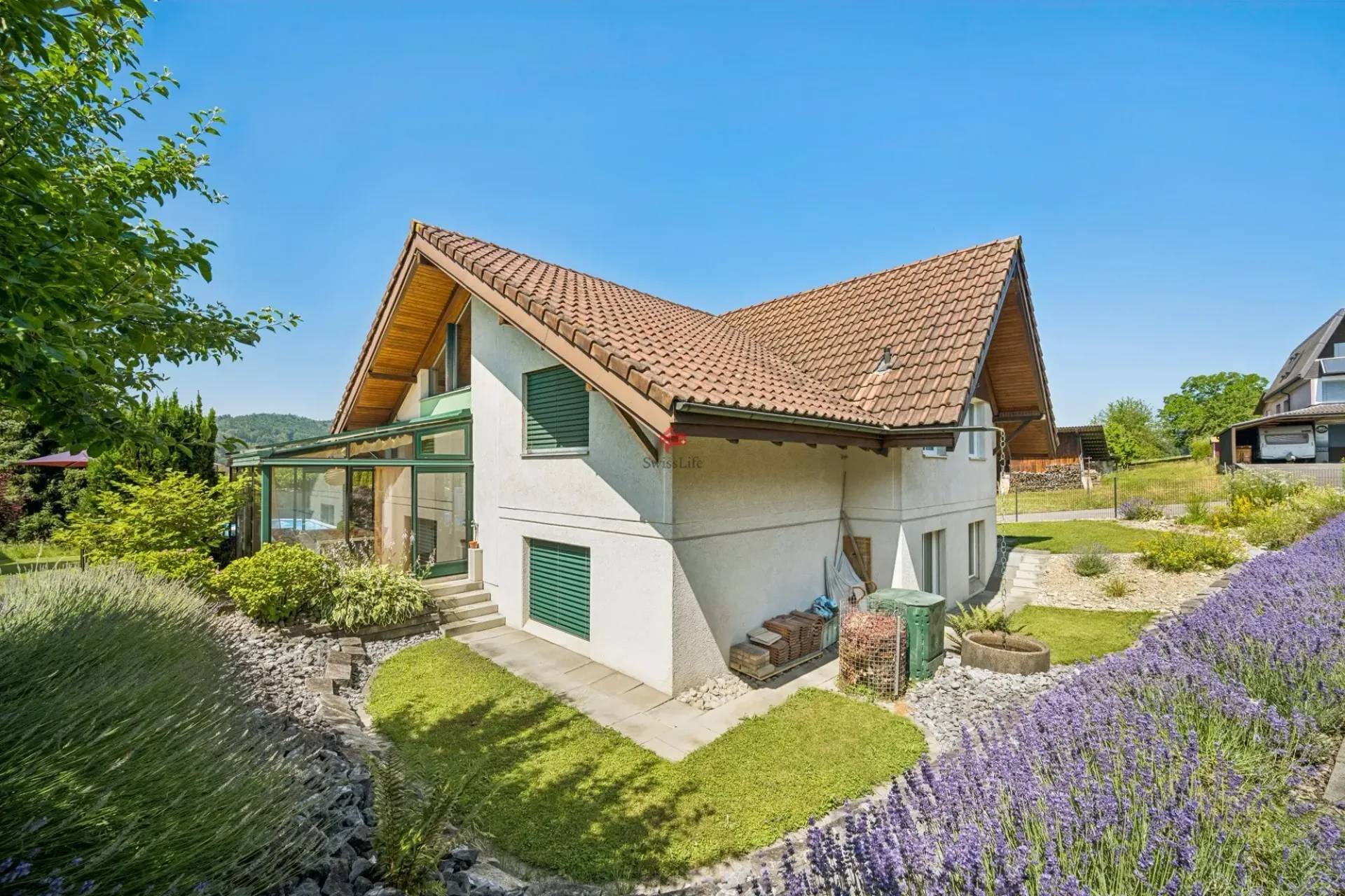 Very well-maintained, detached single-family house with pool