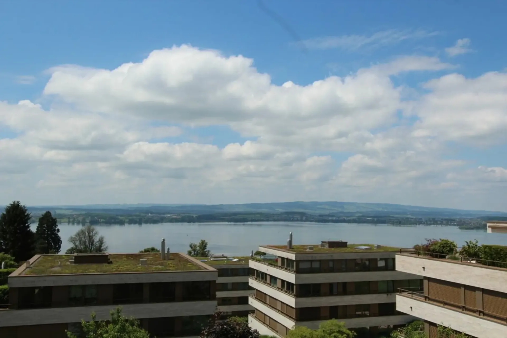 LUXURIÖSE ATTIKAOASE: Exklusive Wohnung mit grosszügiger Terrasse und atemberaubender See- & Bergsicht