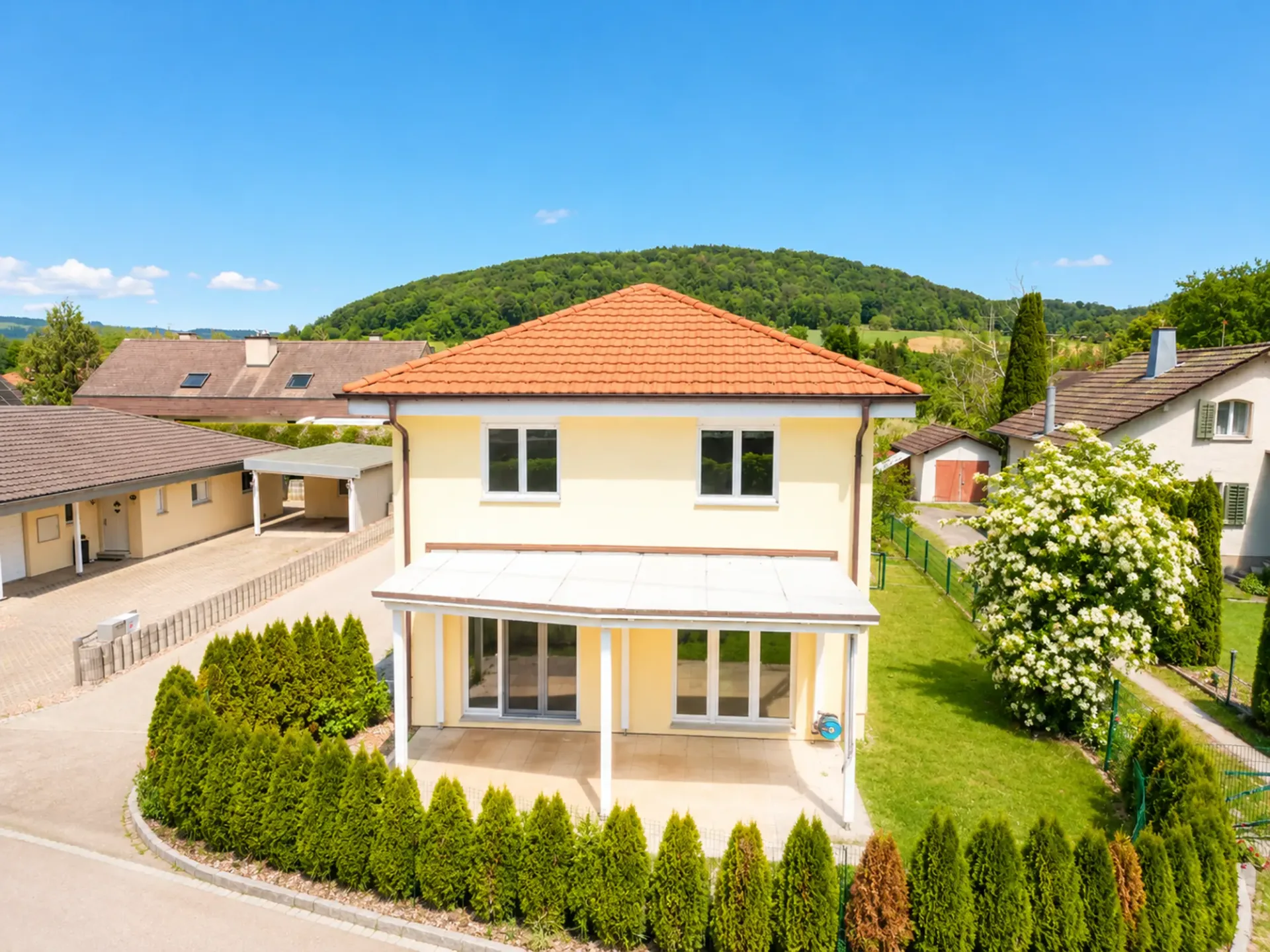 MODERNES FAMILIENHAUS IN EIKEN LICHT, RUHE & WOHNQUALITÄT