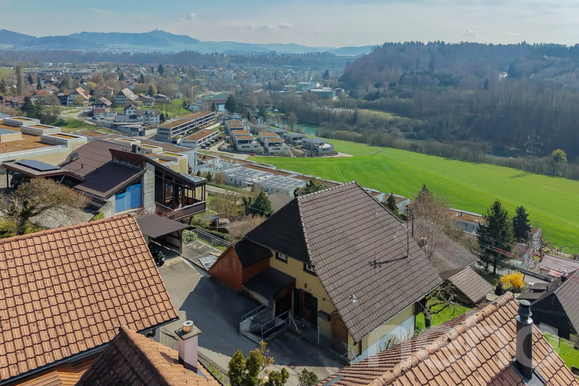 Zweifamilienhaus an Toplage mit grossem Grundstück und Weitsicht