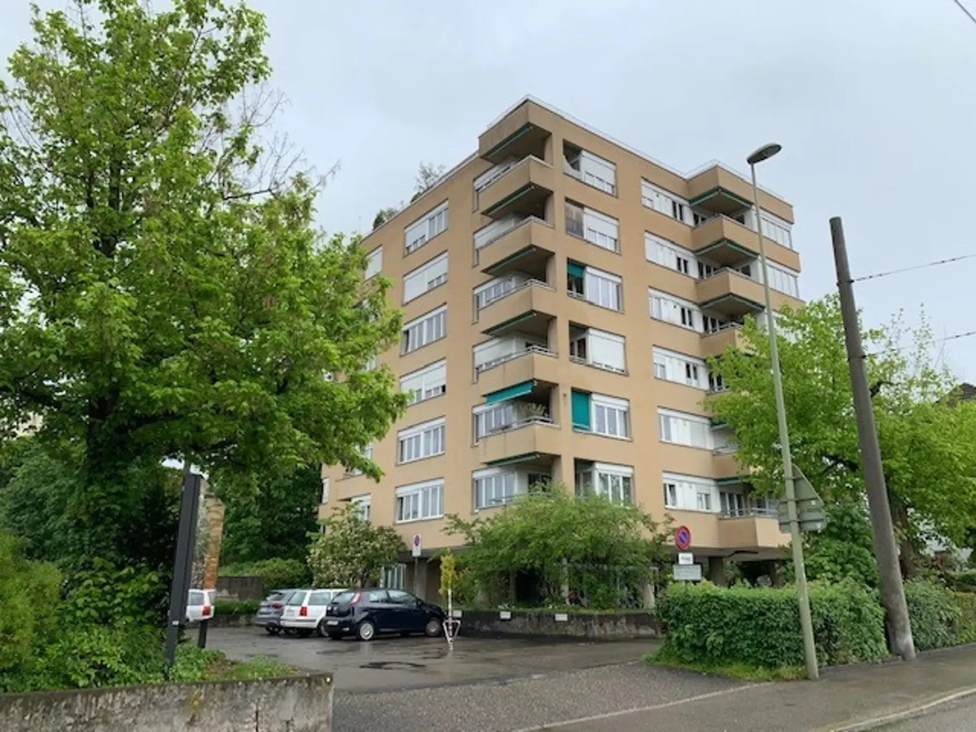 Aussenparkplatz im Zentrum von Birsfelden