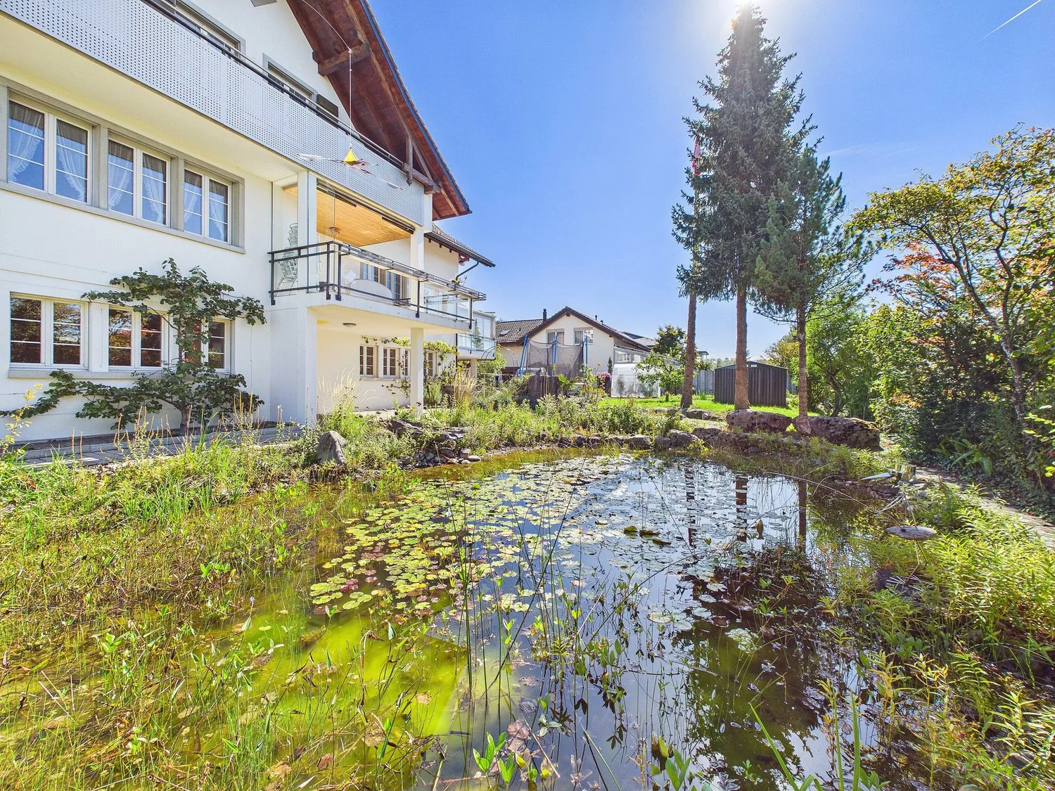 Frisch renovierte Gartenwohnung mit viel Privatsphäre. Die hät alles was es bruucht um sich dähei z'fühle!