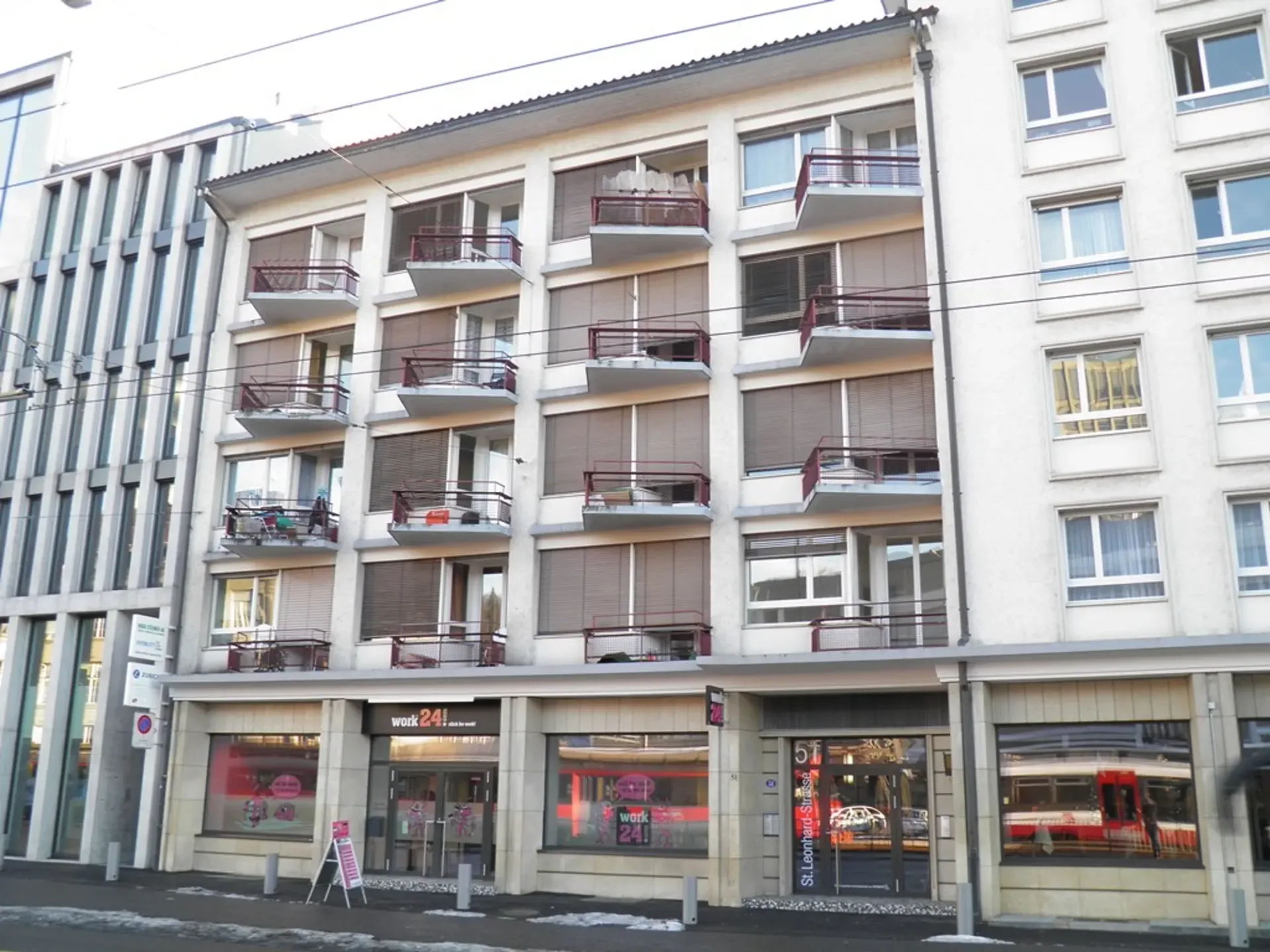 Ideal city apartment - close to train station and shopping facilities