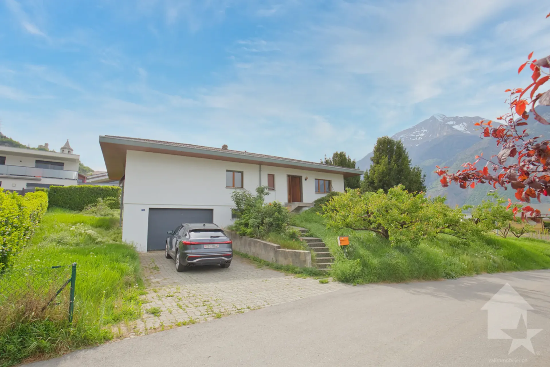 Villa traditionnelle avec grand sous-sol implantée sur une grande parcelle de 1'075 m2