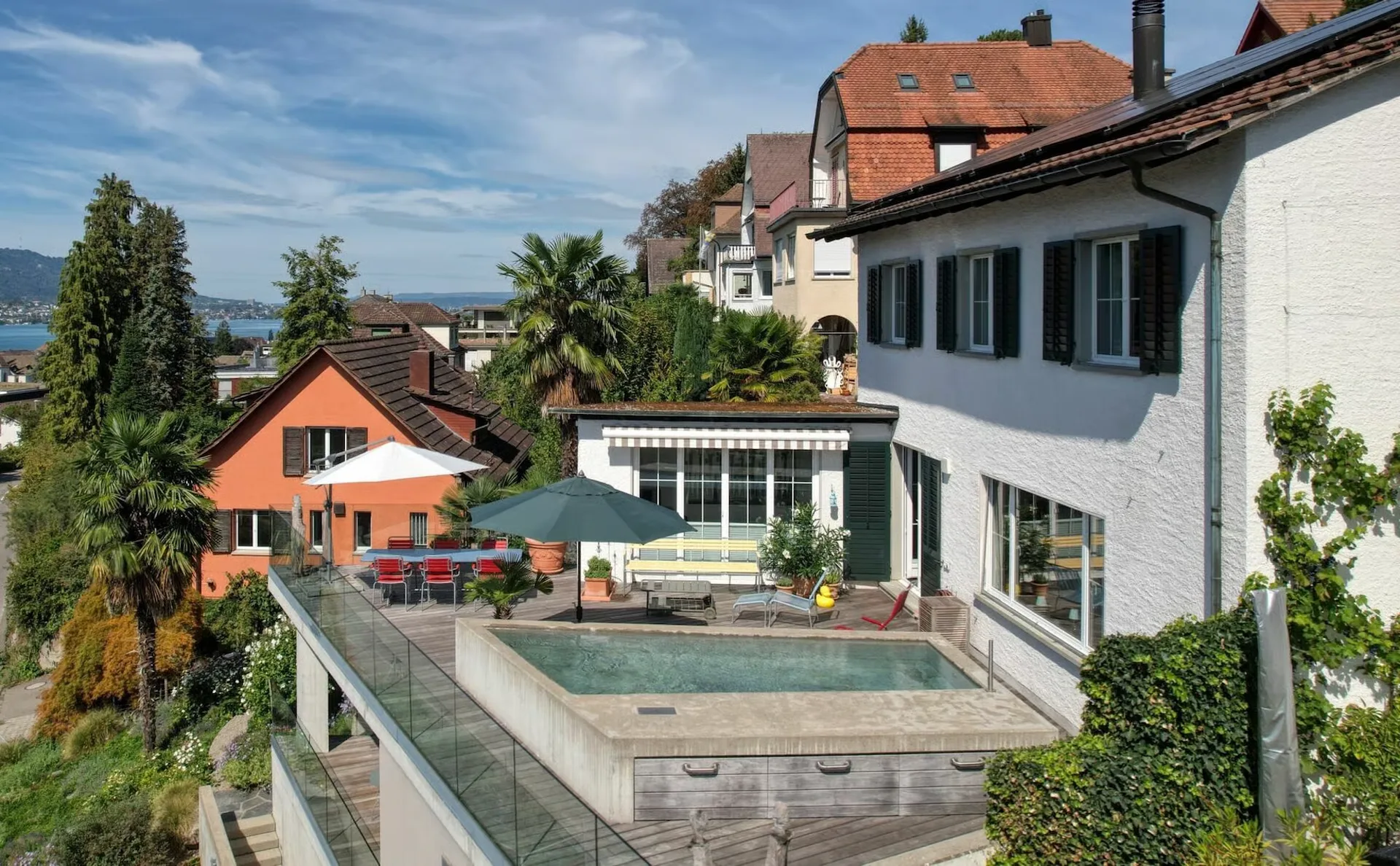 Wohntraum mit Seeglitzern, Pool und Palmen