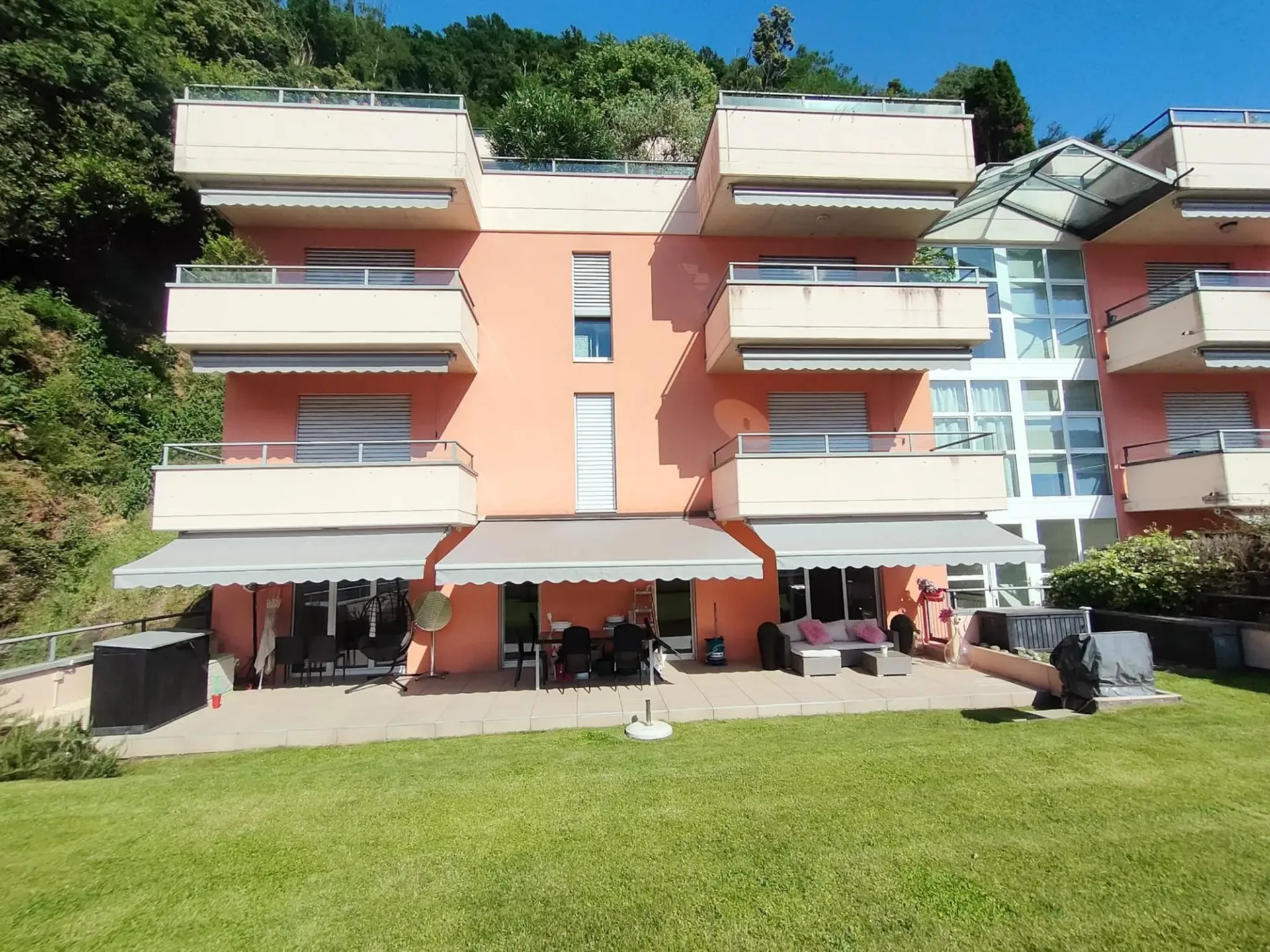 Bissone - Exklusives Appartement mit Garten und atemberaubendem Blick auf den Luganersee