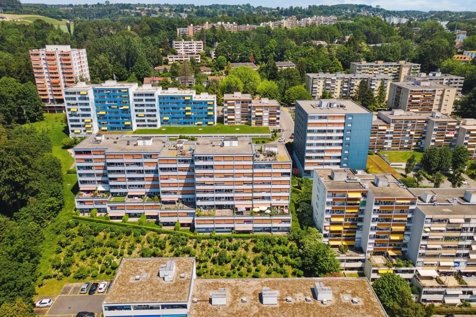 Möchten Sie Ihr Auto in der Nähe der Autobahn und des Chuv parken?