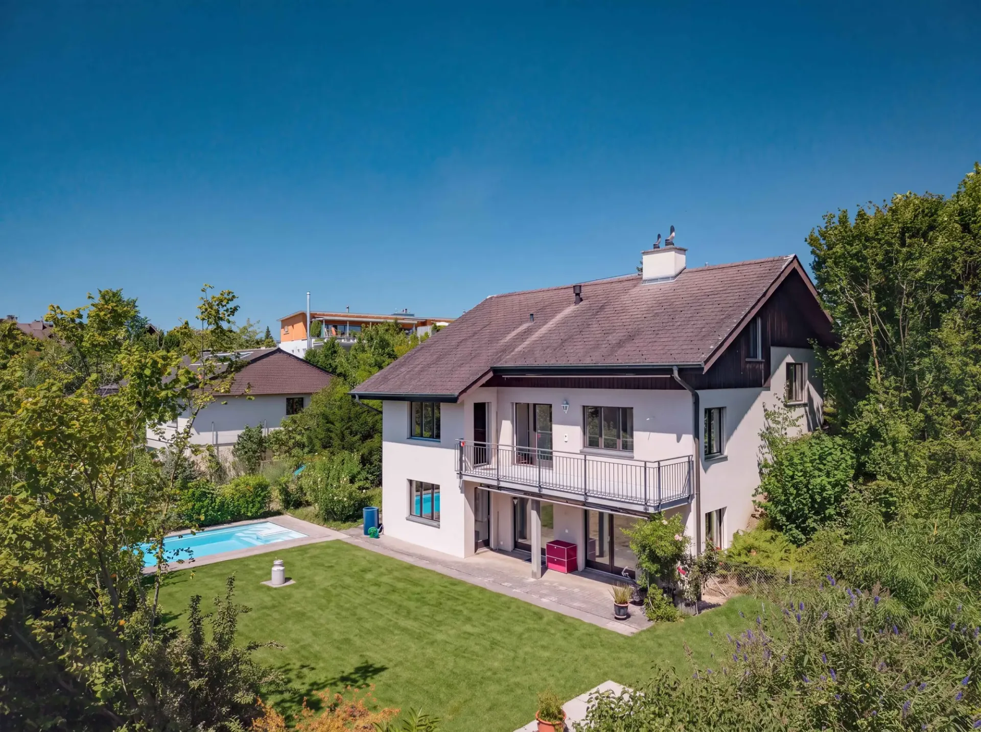 GROSSZÜGIGES 8.5 ZIMMER EINFAMILIENHAUS MIT POOL IN RUBIGEN