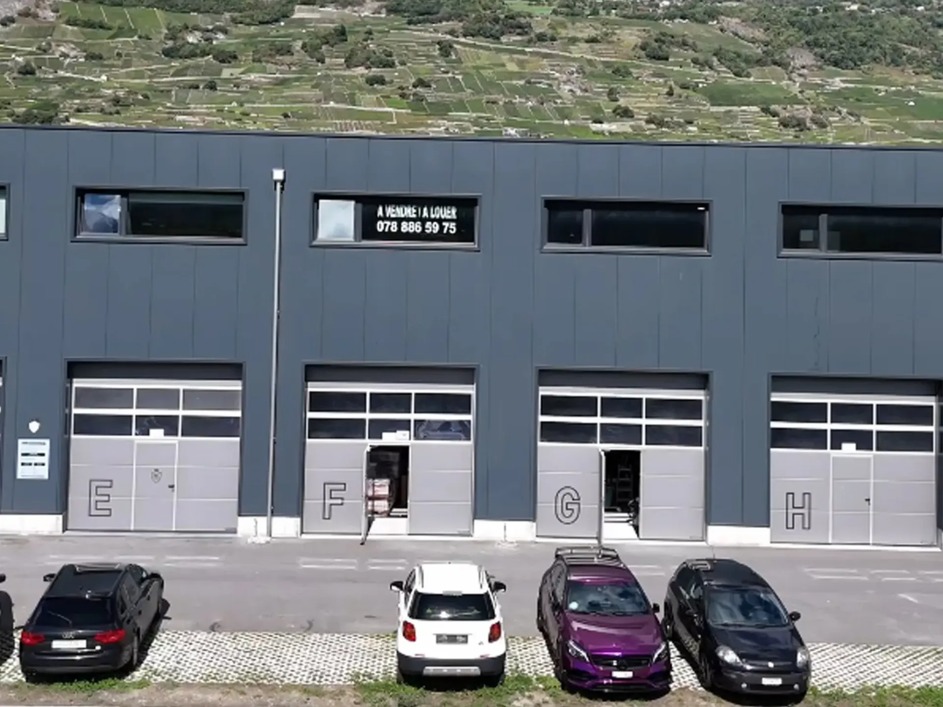 Ein moderner Raum, im ersten Stock gelegen