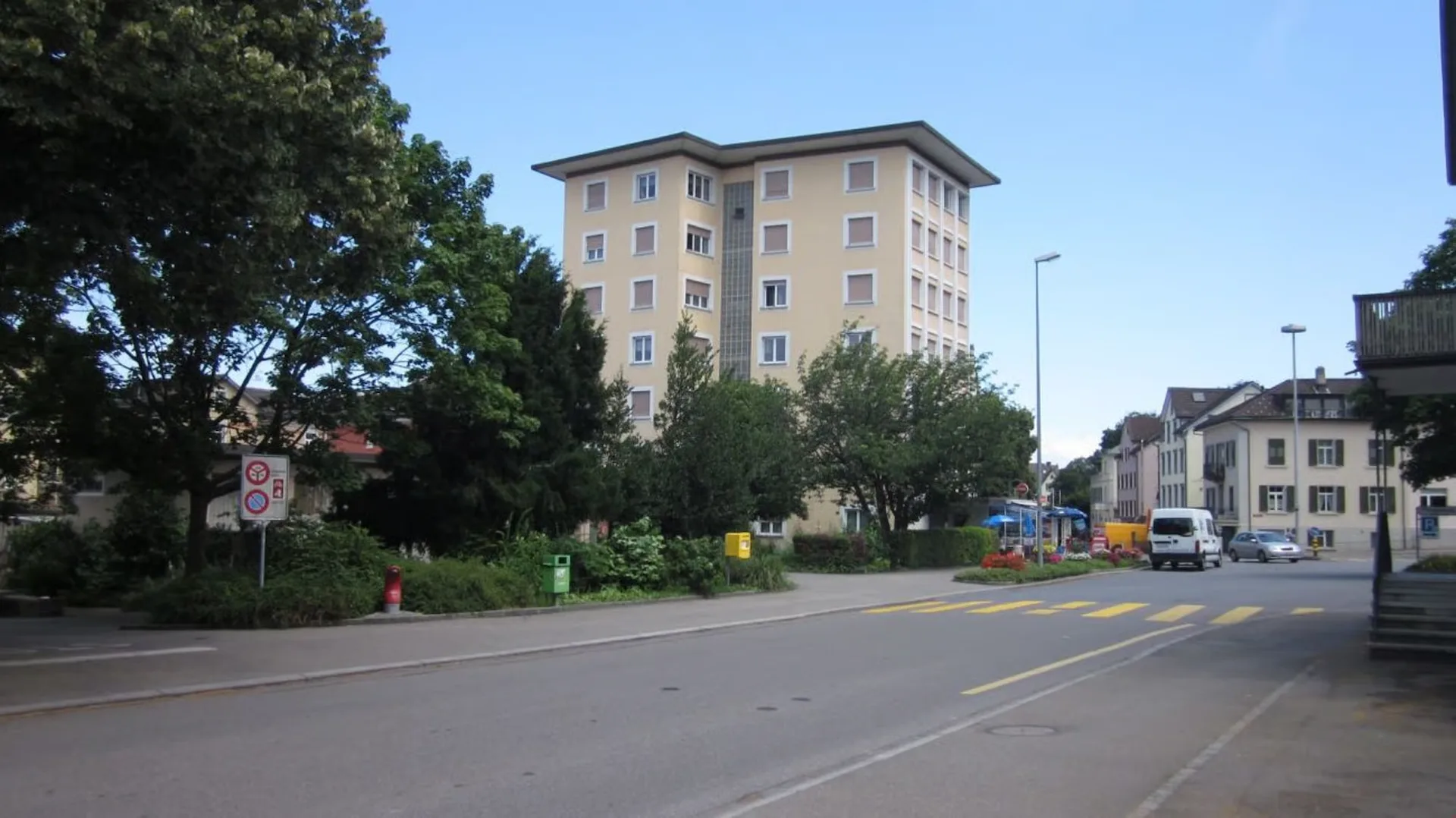 Schöne, helle 1.5-Zi-Wohnung an zentraler Lage. Abgeschlossene Küche. Lift. Aussicht! Bus, Stadtbahnhof, Läden, See. Alles in Gehdistanz!