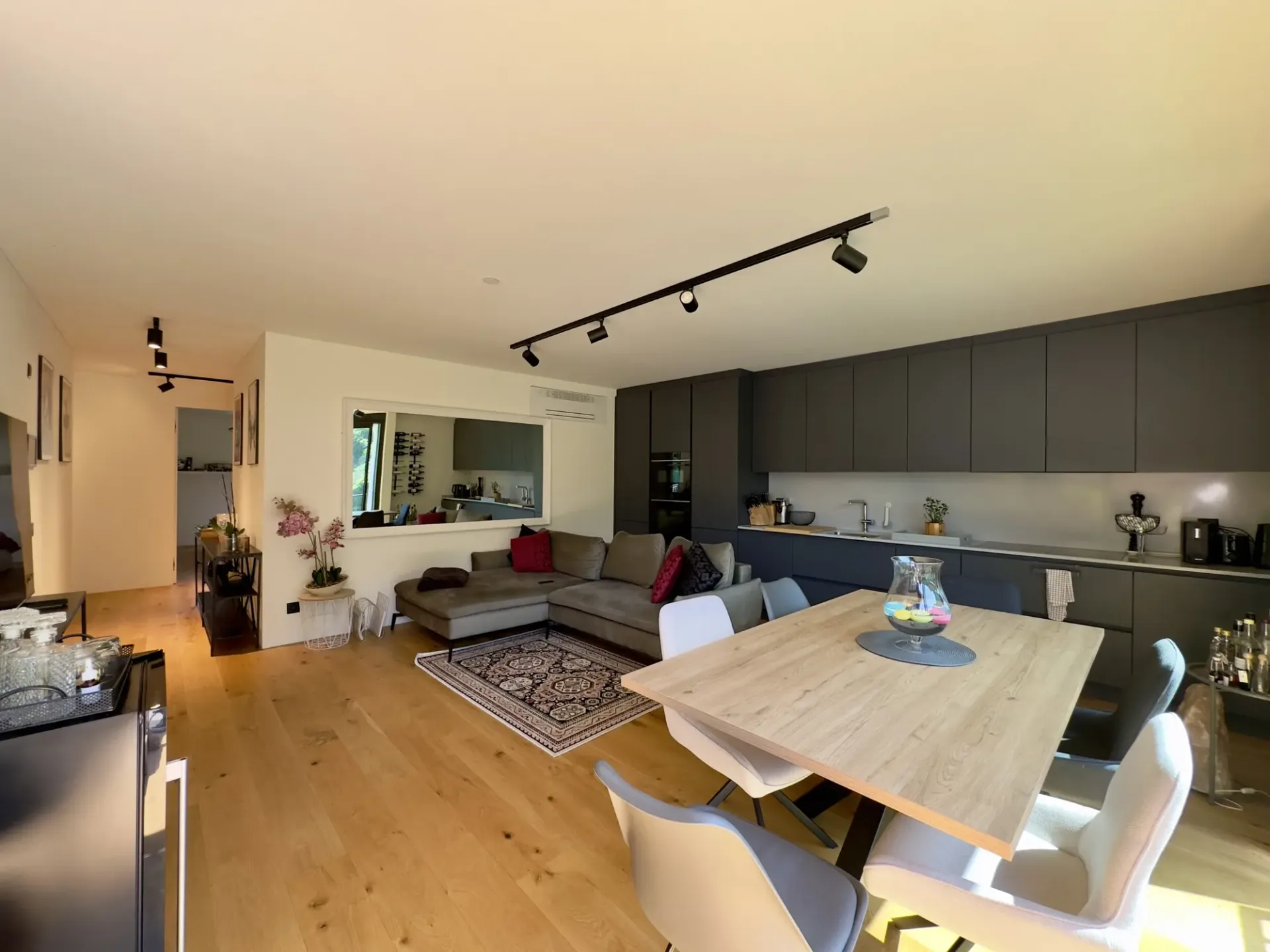 SPLENDIDES UND GERAUMIGES 4.5-ZIMMER-WOHNUNG MIT FEINEN AUSBAUDETALLEN IN RIVERA