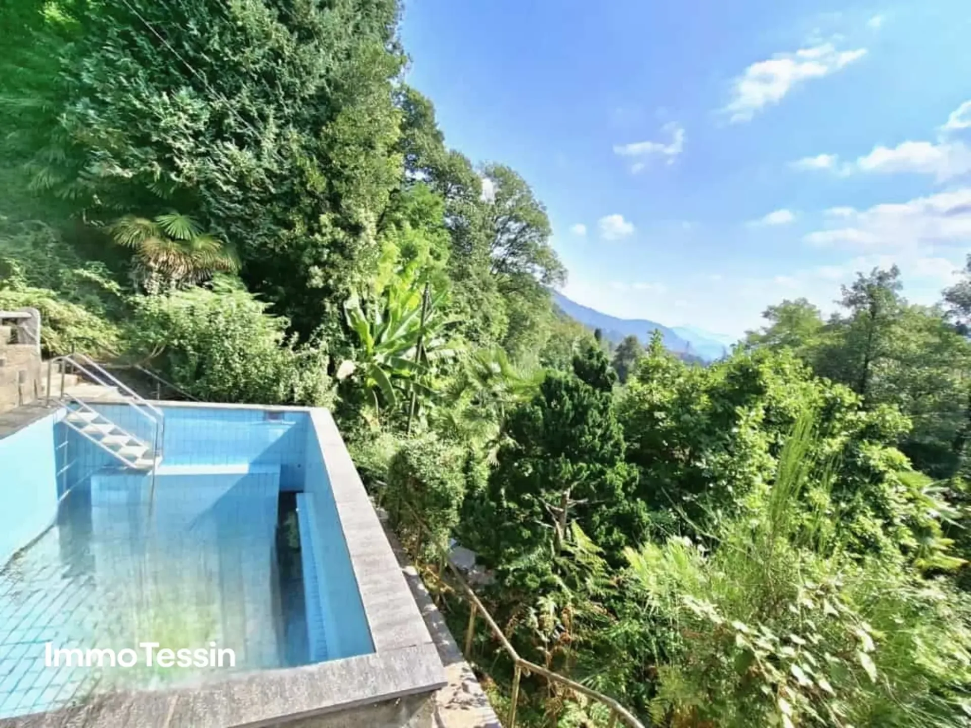 Wohnen inmitten der Natur mit traumhafter Aussicht in die Tessiner Bergwelt und Aussenpool