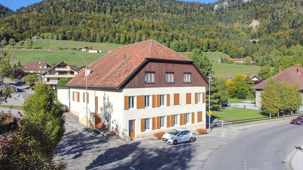 Maison de 2 logements, 7 garages, grange et autres grands volumes