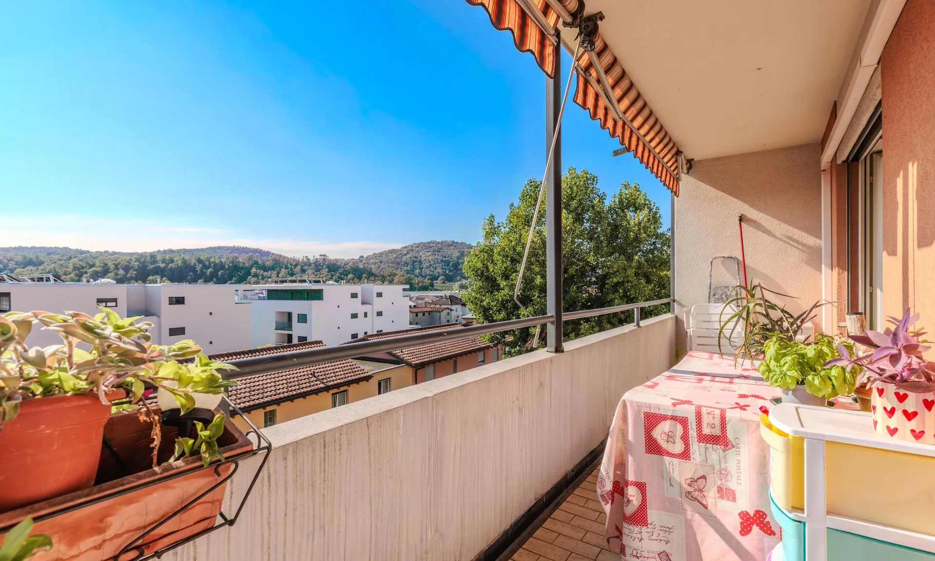SPLENDIDES 4.5 LOCALE LETZTES STOCKWERK MIT OFFENER SICHT NACH STABIO