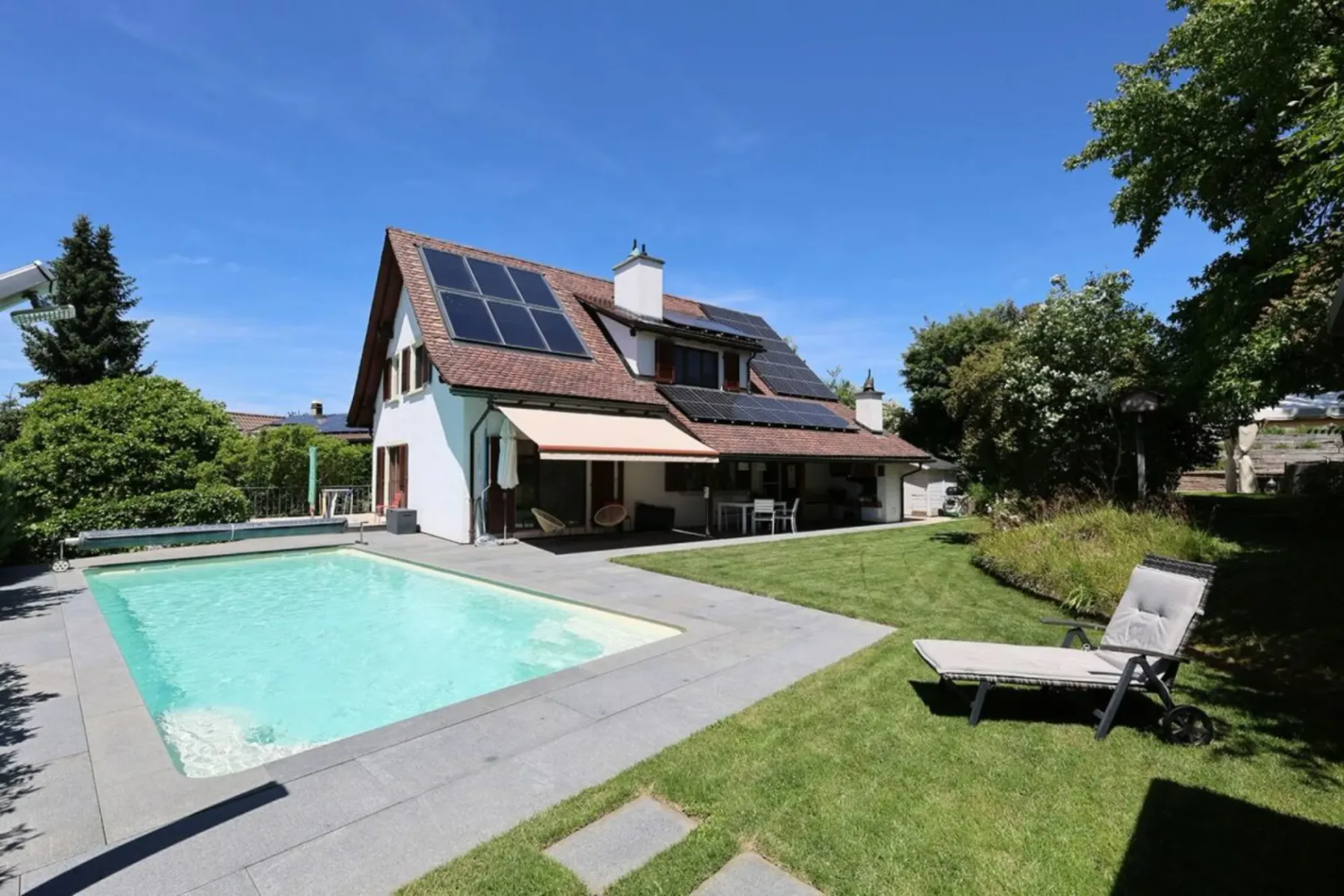 Prächtiges renoviertes Haus mit 7,5 Zimmern und Außenpool