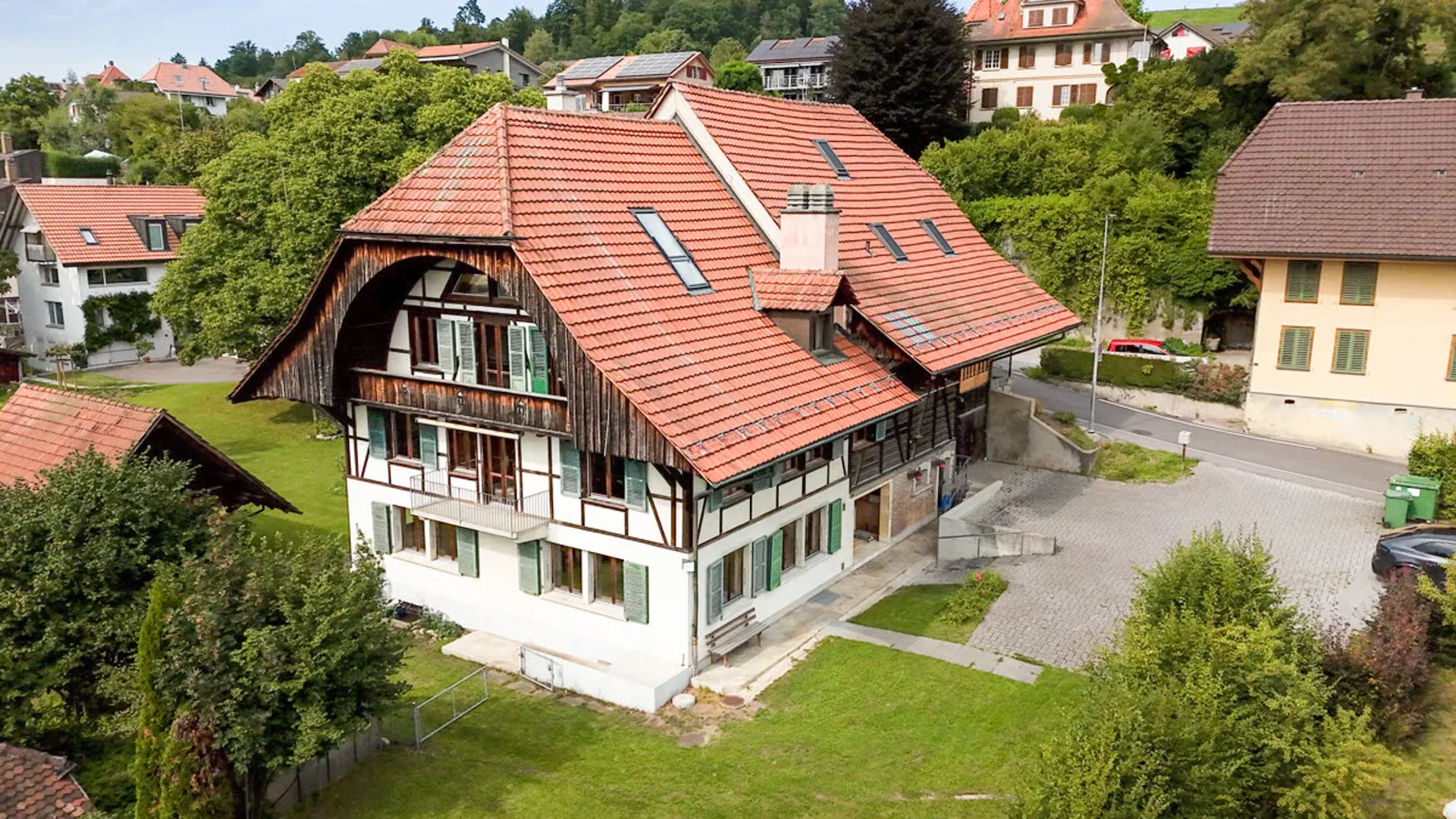 Bauernhaus mit modernem (Gewerbe-)Anbau