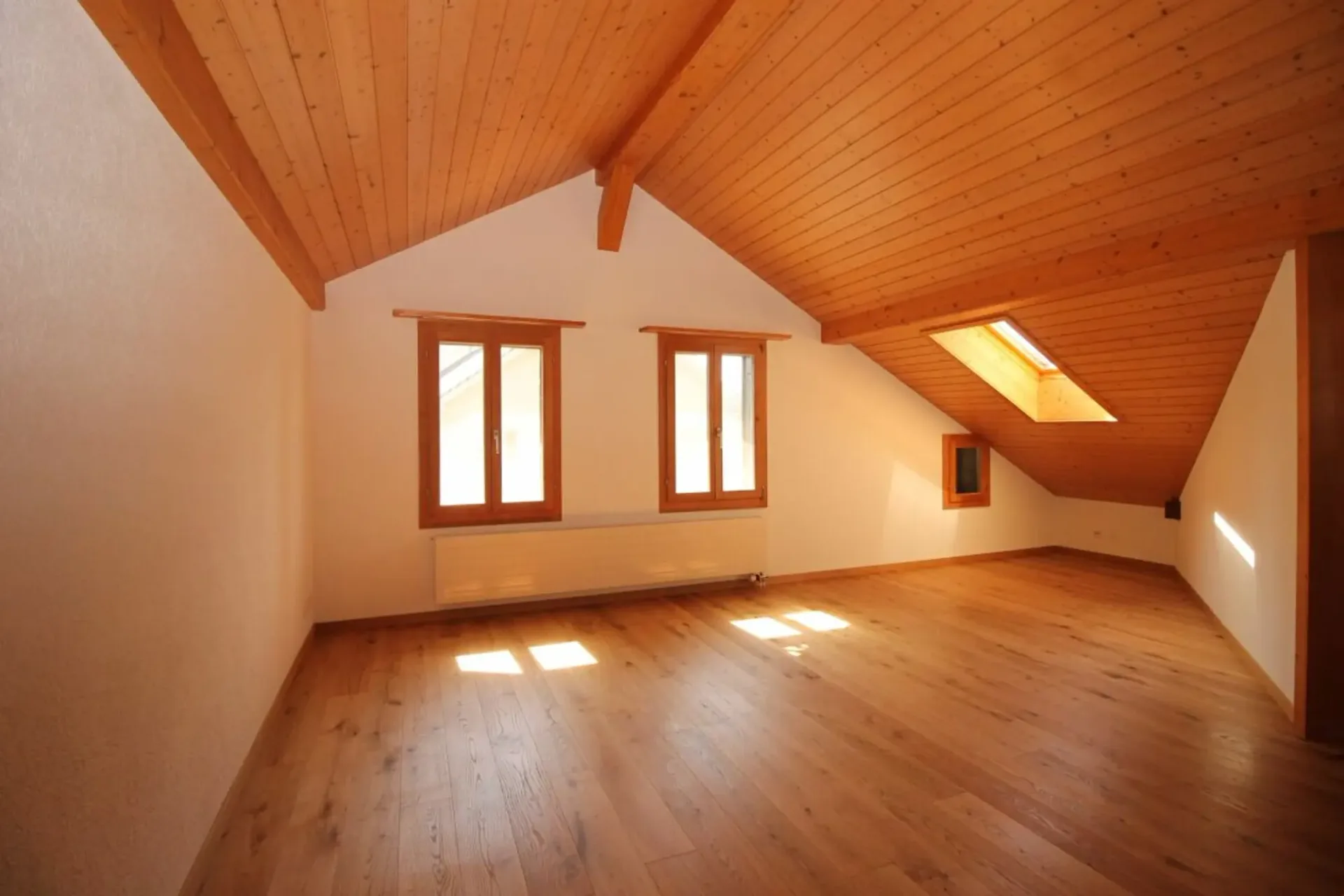 Grosszügige Dachwohnung im 3-Familienhaus