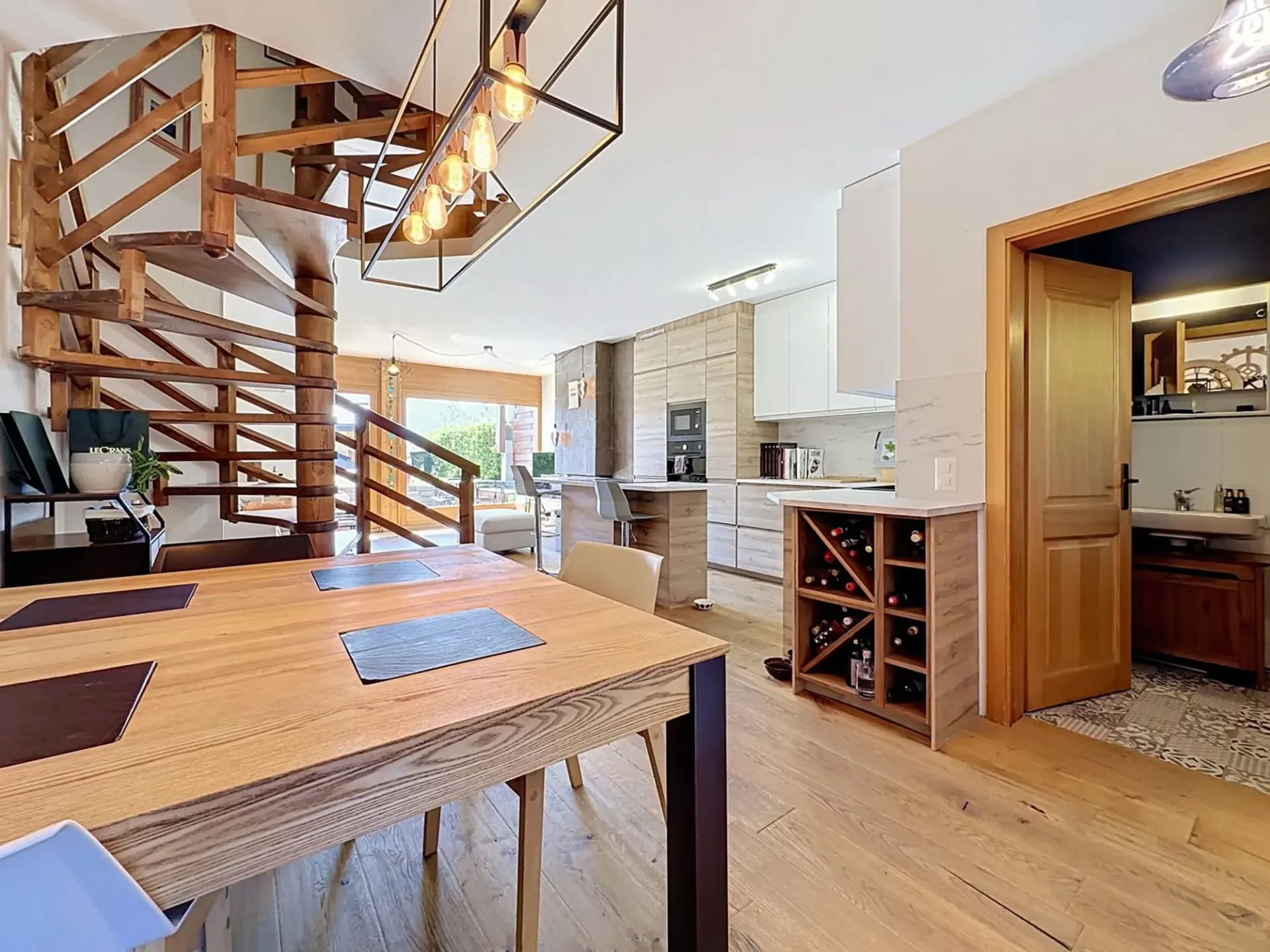 SUPERBES WOHNUNG IM DUPLEXSTIL MIT 3.5 ZIMMERN UND TERRASSE