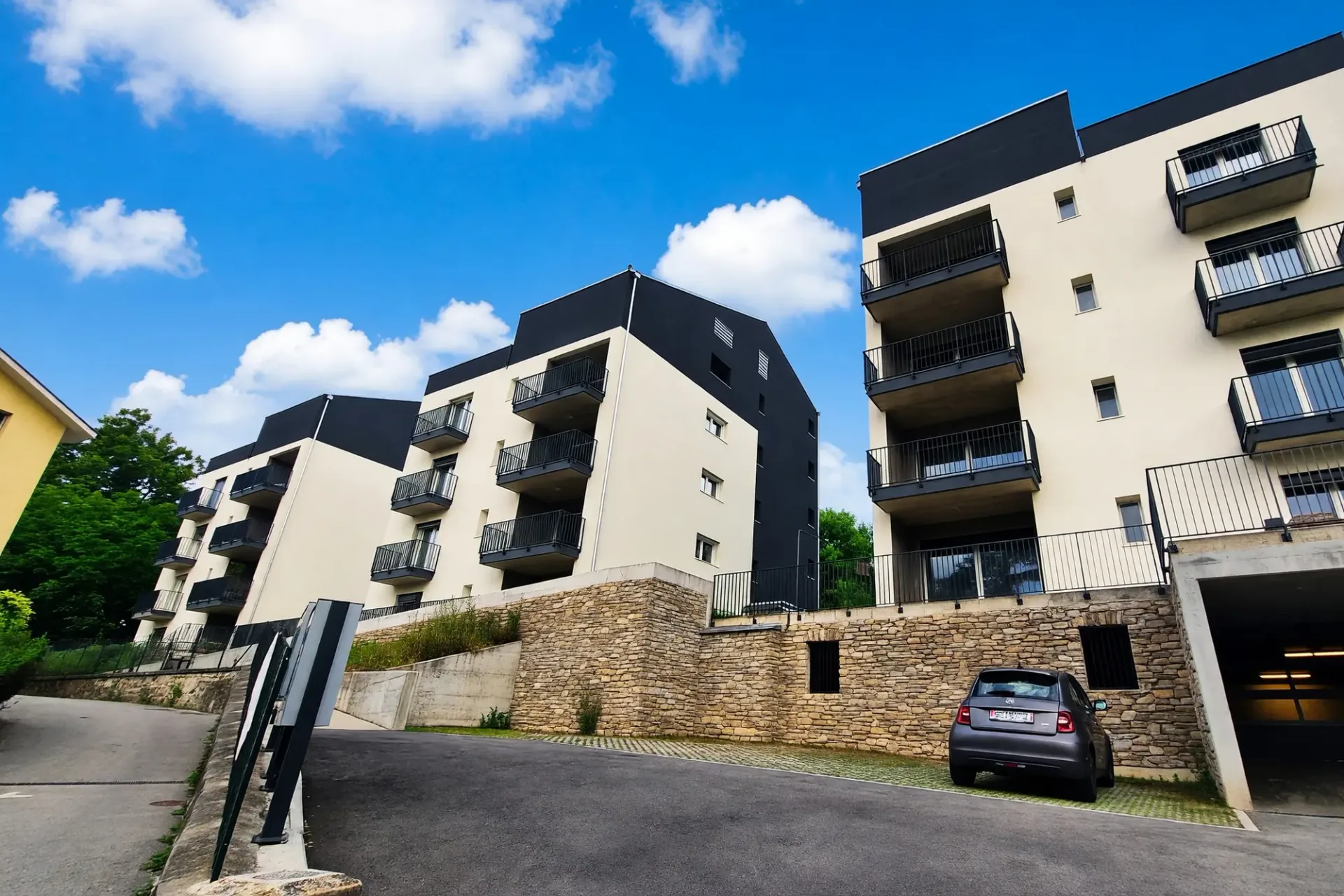 Neue 3,5-Zimmer-Wohnung mit überdachter Terrasse und zwei Balkonen