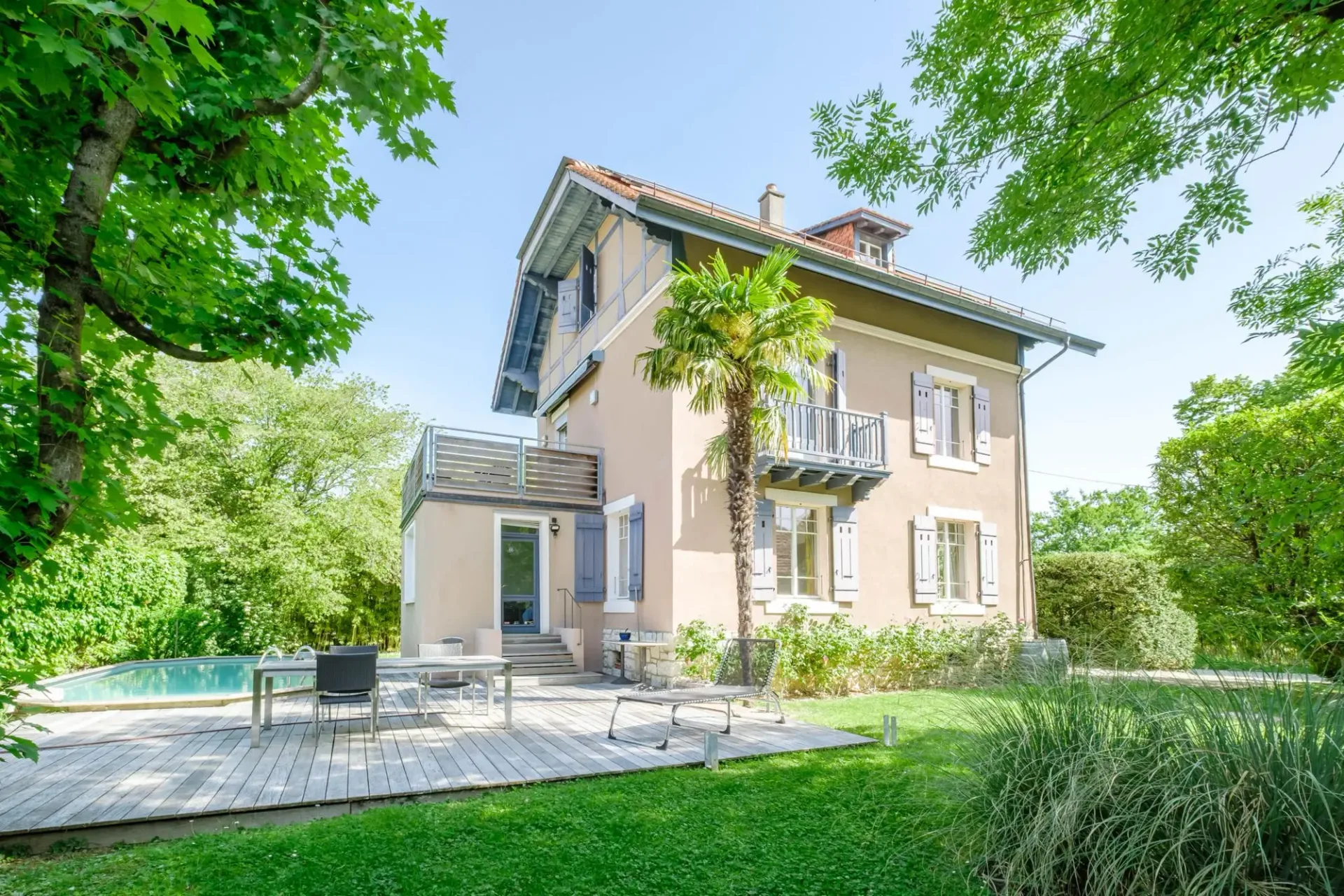 GROßES EINFAMILIENHAUS