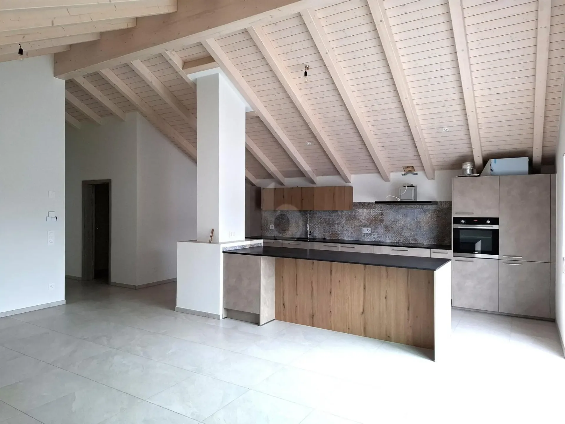 Neue, geräumige, helle und moderne Dachgeschosswohnung