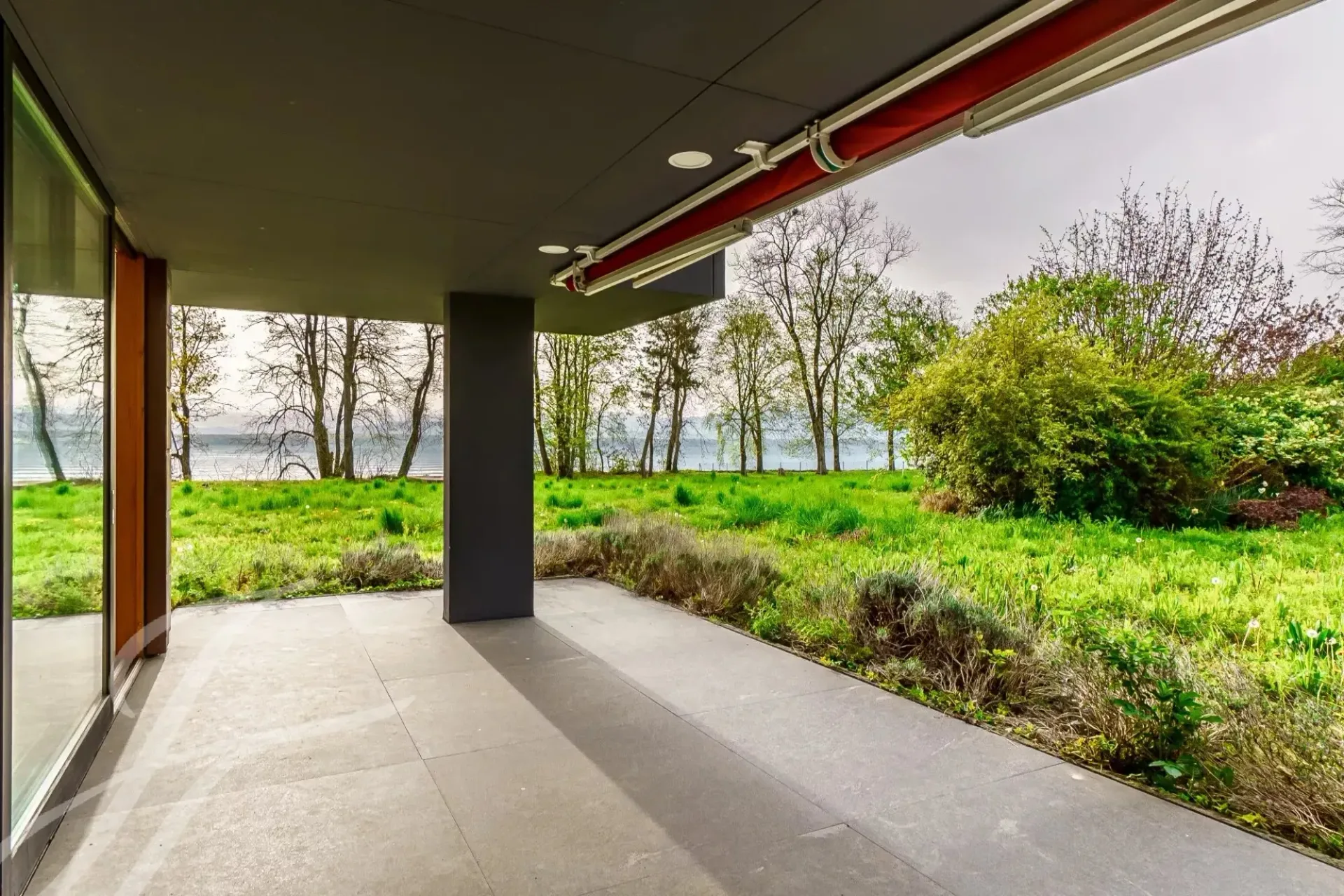 Wasserfront-Villa mit einem Grundstück von 7'585m2