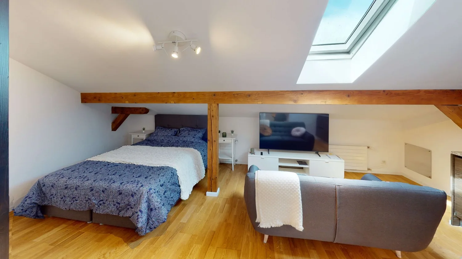 Furnished studio in modernised apartment in a top location
