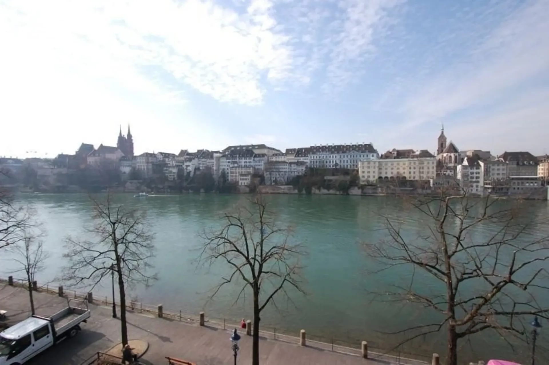 Appartement de rêve avec cheminée directement sur le Rhin
