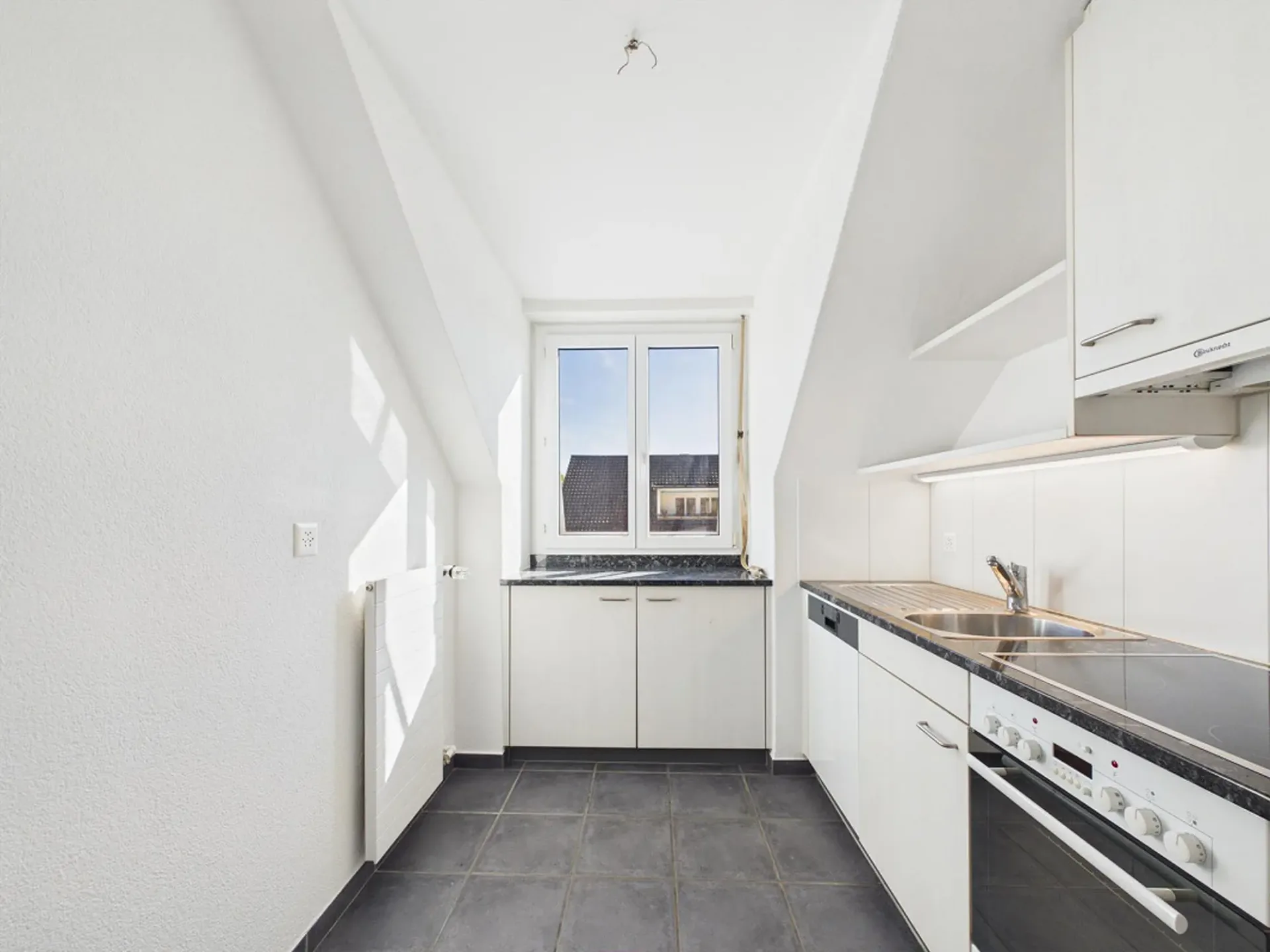 Bright 2-room attic apartment in central location in Bern Bümpliz
