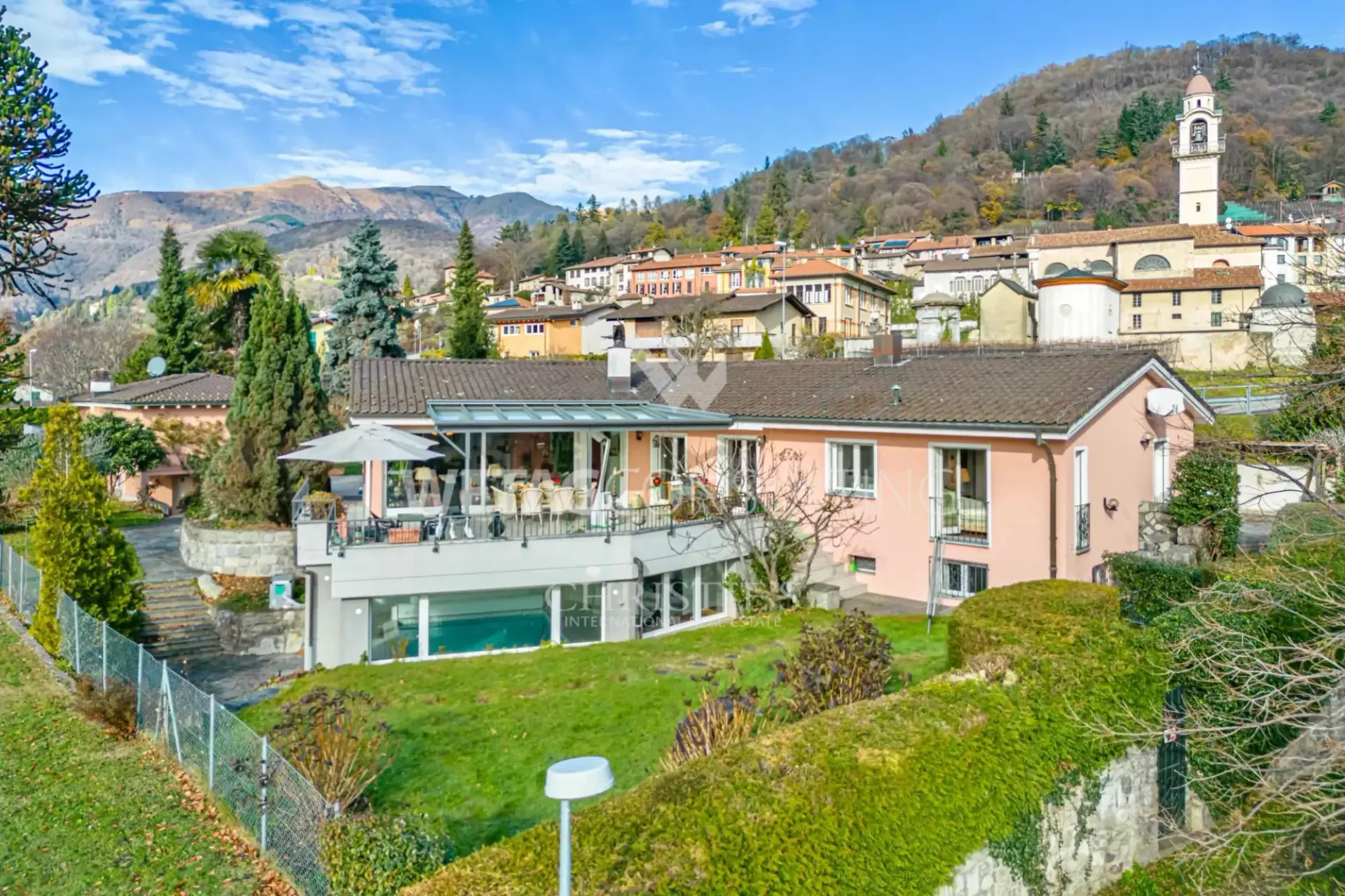 Lugano-Curio: elegante Villa mit Innenpool, unabhängiger Gäste-Dépendance & Möglichkeit eines Zweitwohnsitz zu verkaufen
