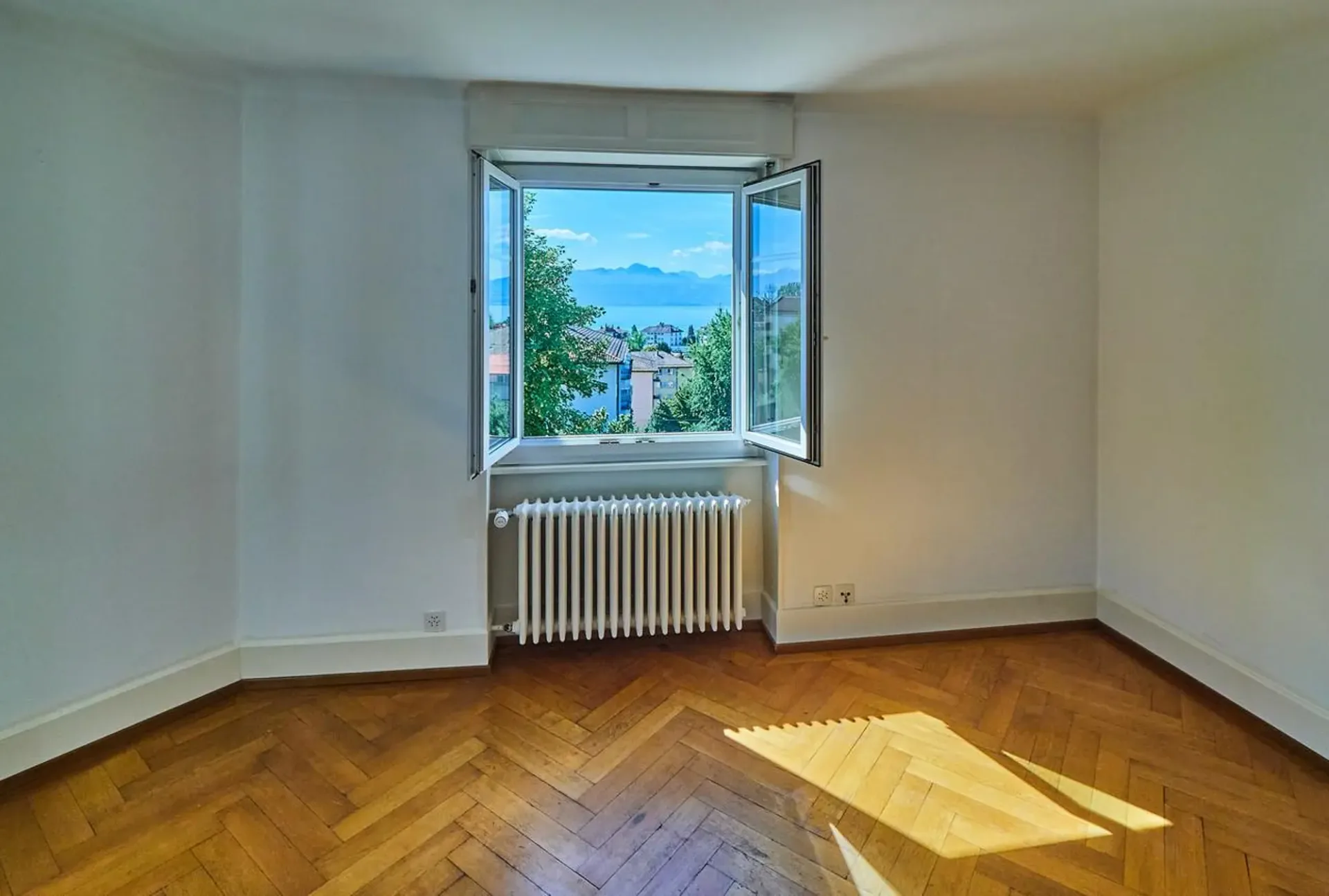 Helles Studio mit Seeblick
