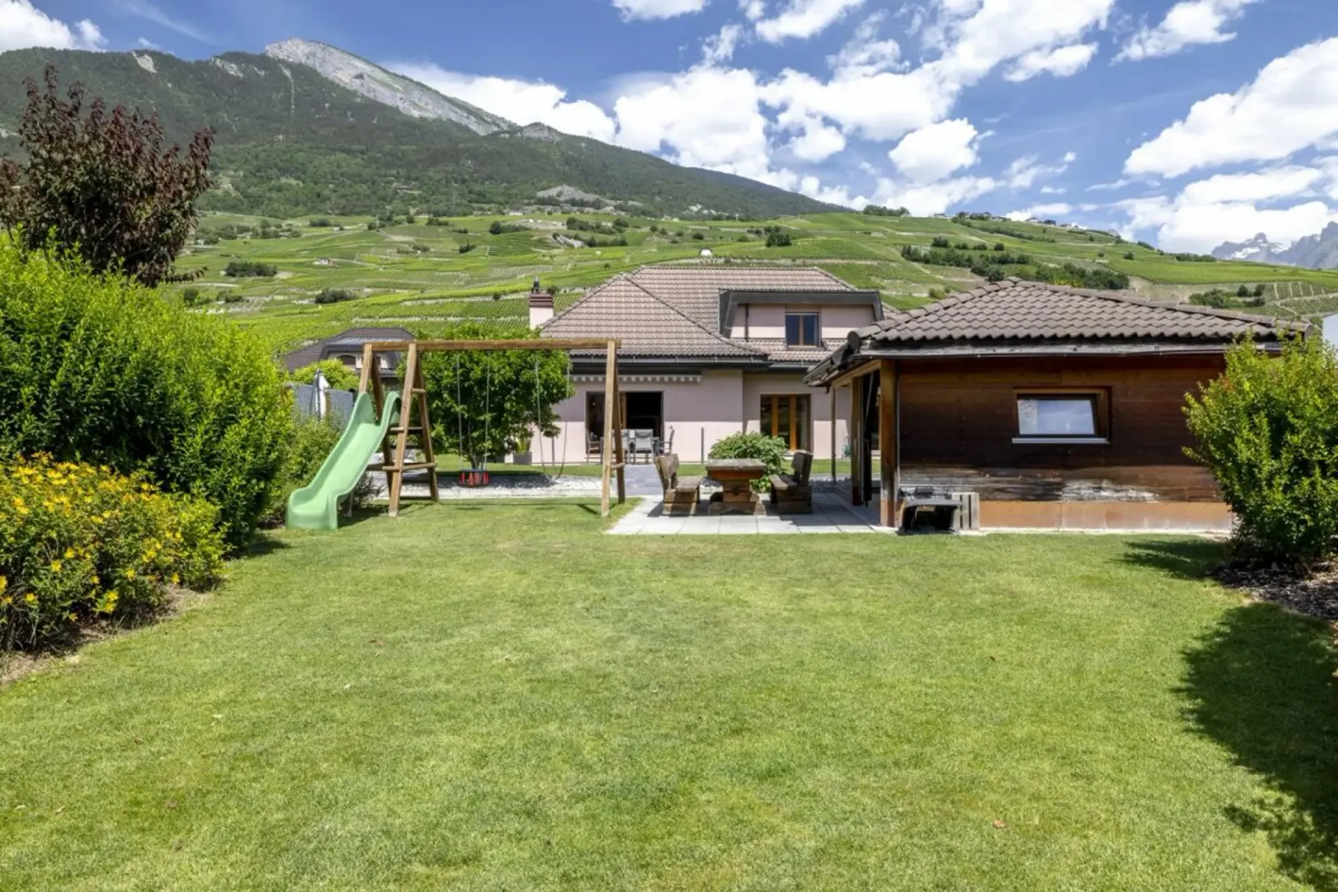 Prächtige 6-Zimmer-Villa mit 297 m2 und einem atemberaubenden Außenbereich