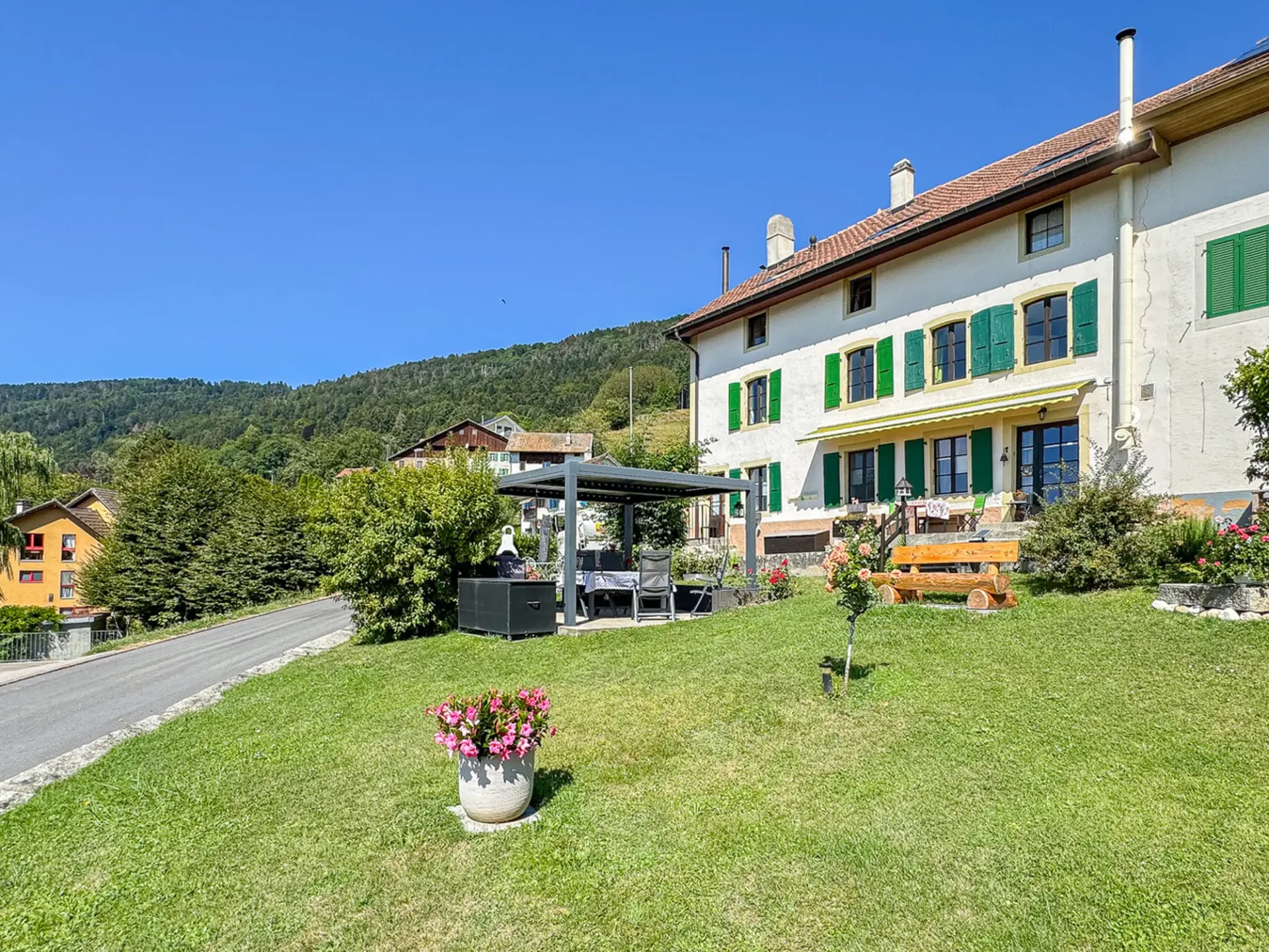 Haus mit 3 Wohnungen, atemberaubende Aussicht - schöner Garten