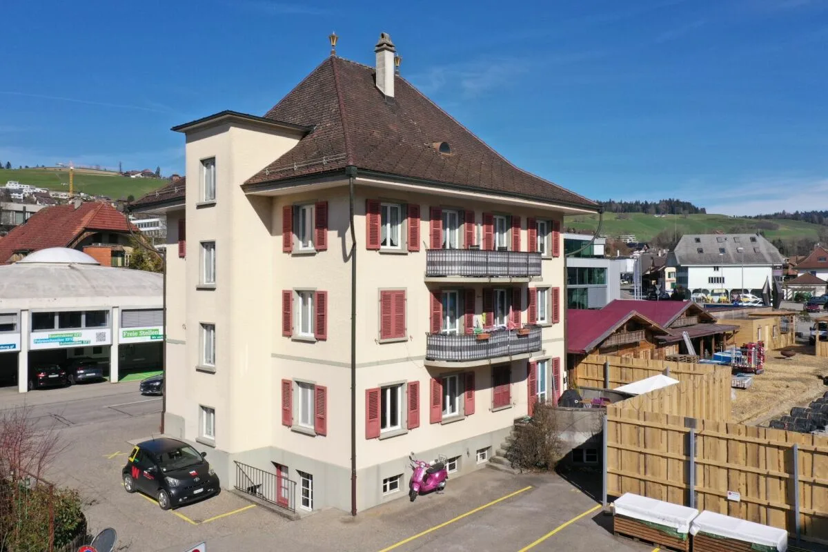 Espace commercial polyvalent avec façade vitrée