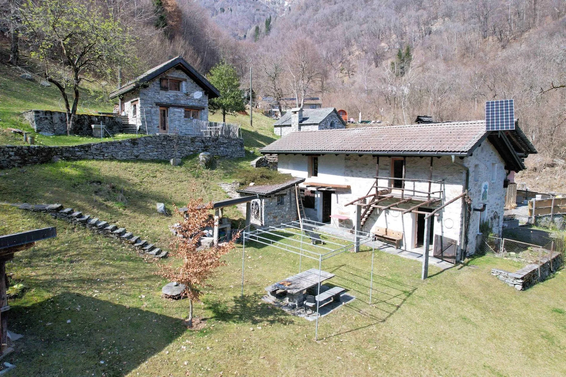 Originali rustici ben ristrutturati immersi nella natura e nella tranquillità
