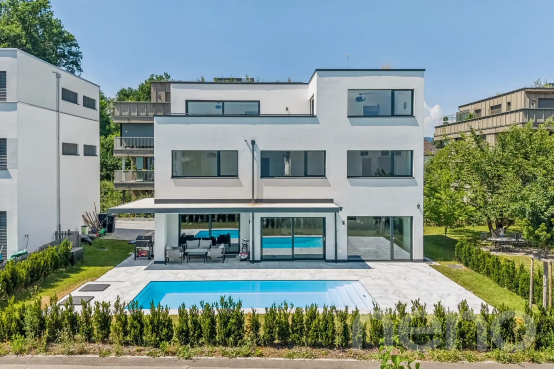 Luxuriöses 7.5  Zimmerhaus mit Aussenpool - Exklusives Wohnen in Suhr
