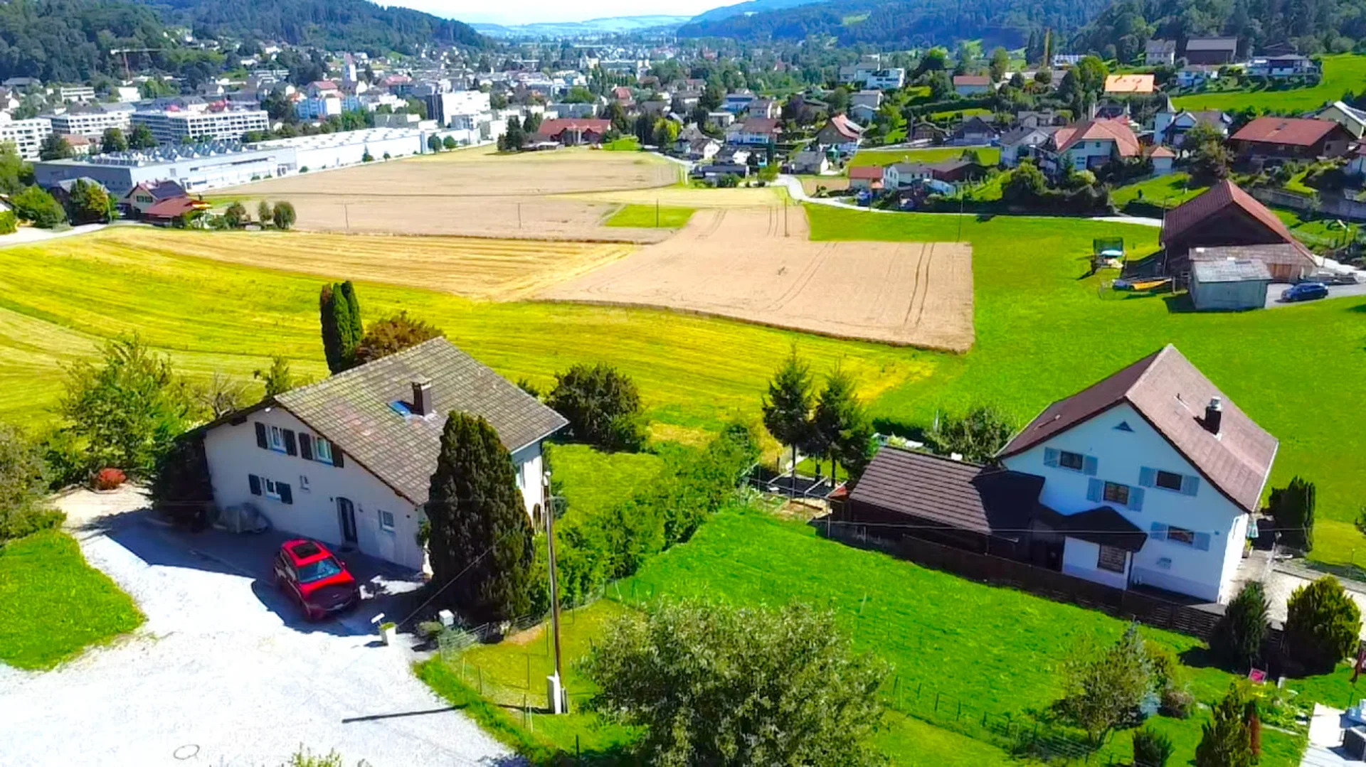 Ristrutturato con giardino soleggiato e vista sulle Alpi!