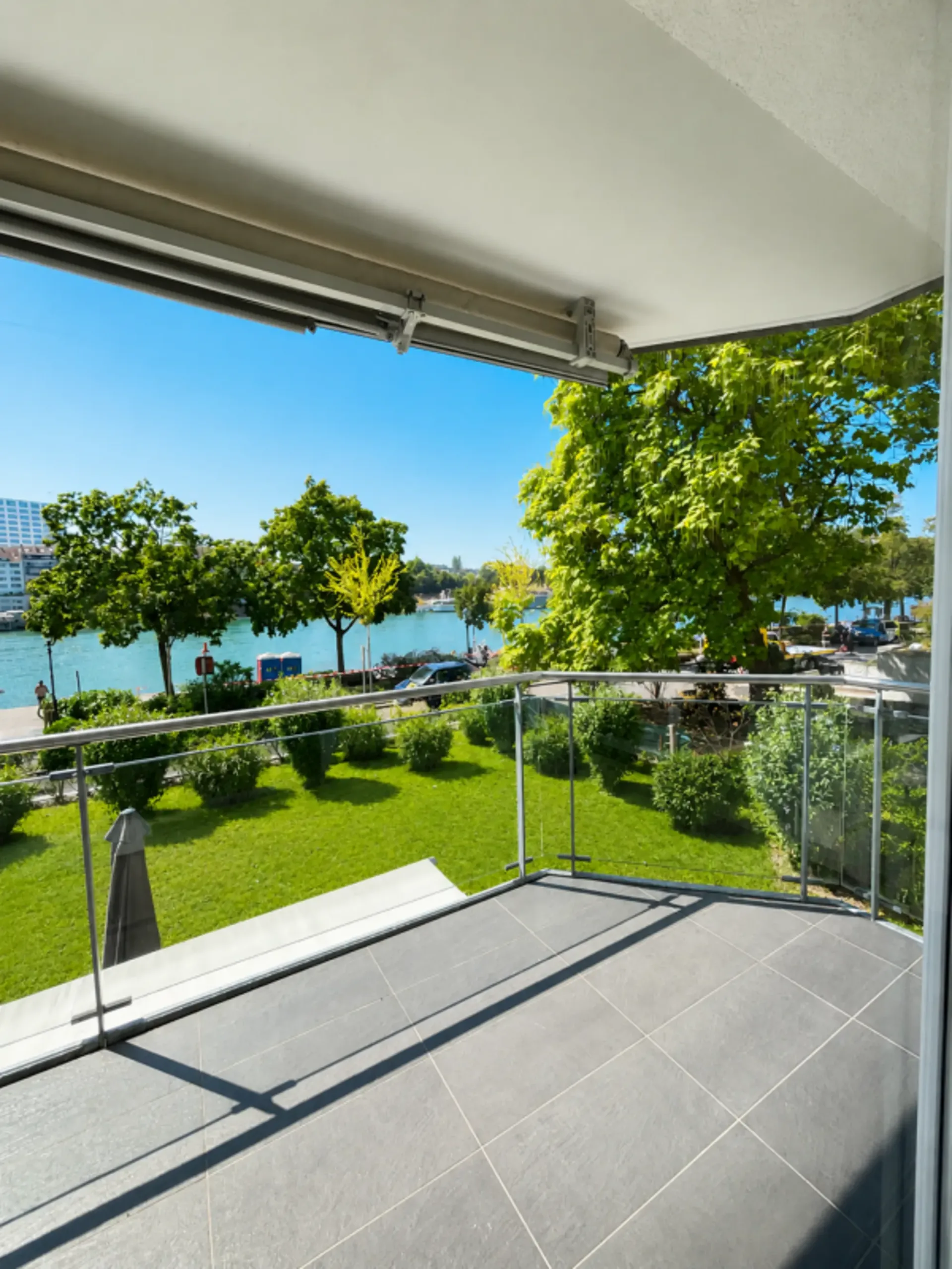 Exclusive living - directly on the Rhine
